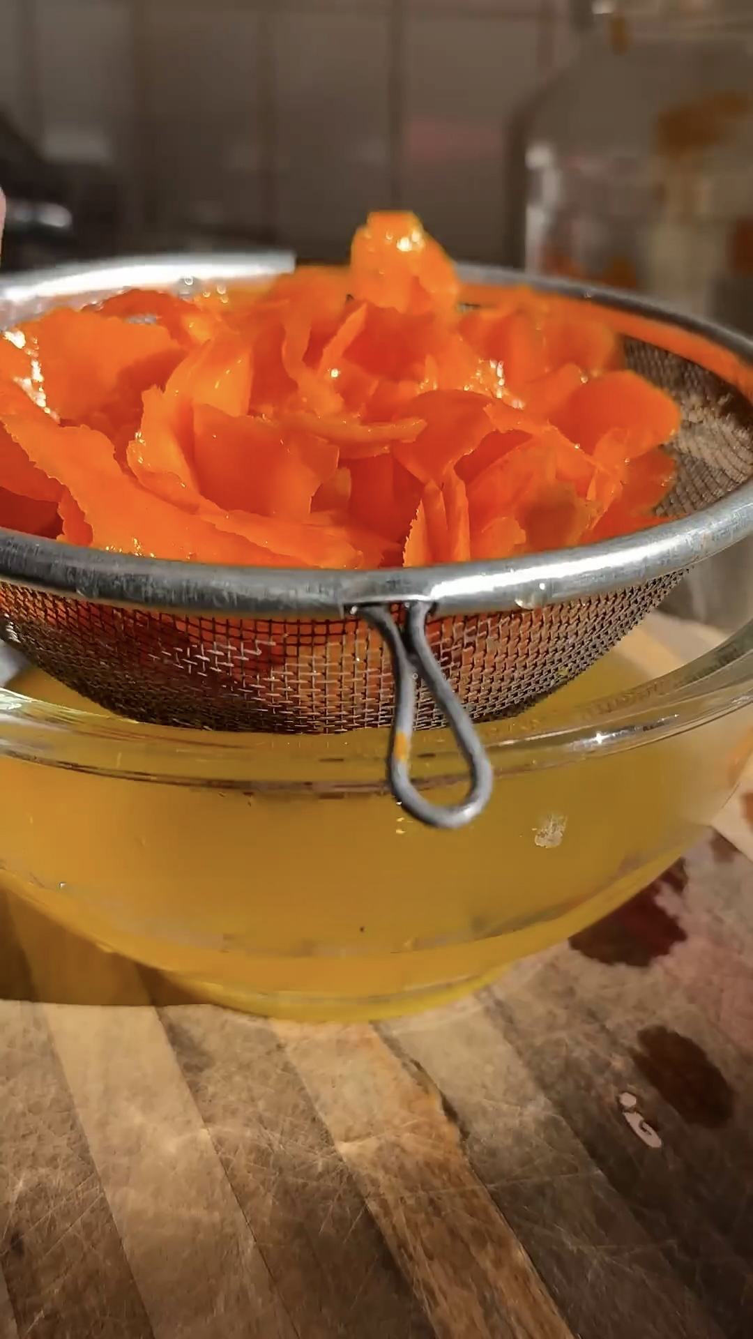 colamos el jugo concentrado de cascara de mandarina para usar el almibar que se genero