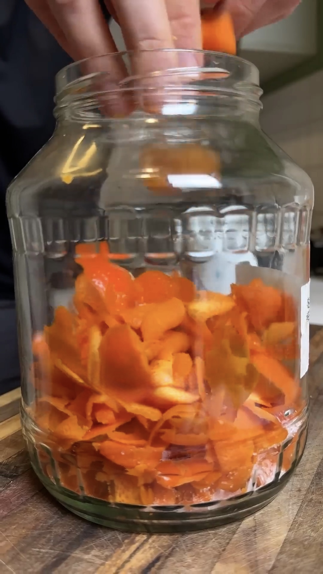 en un frasco ponemos la cascara y el azucar, lo tapamos y dejamos reposar 1 dia