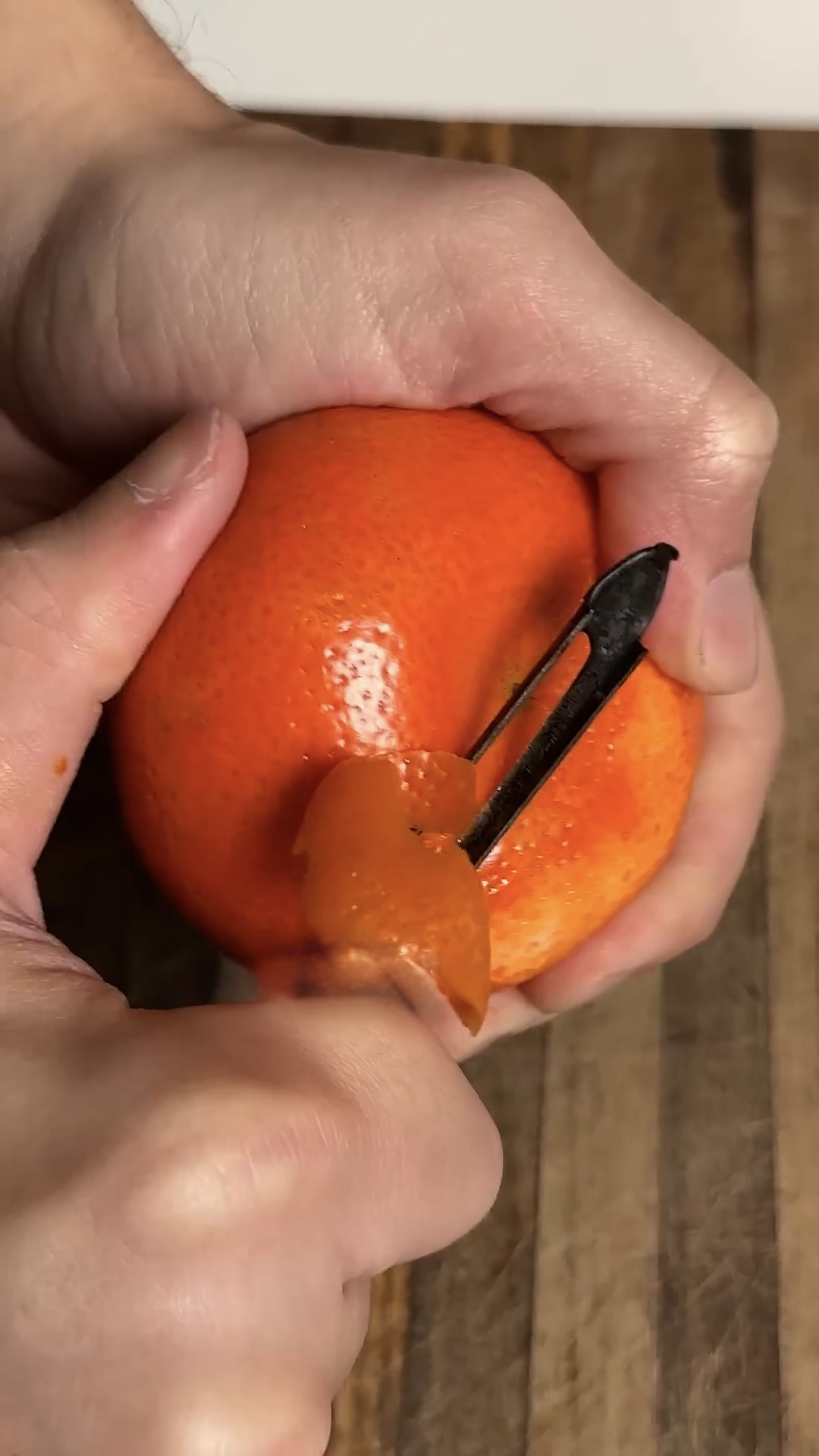 pelar las mandarinas con pelapapas para hacer el jugo concentrado