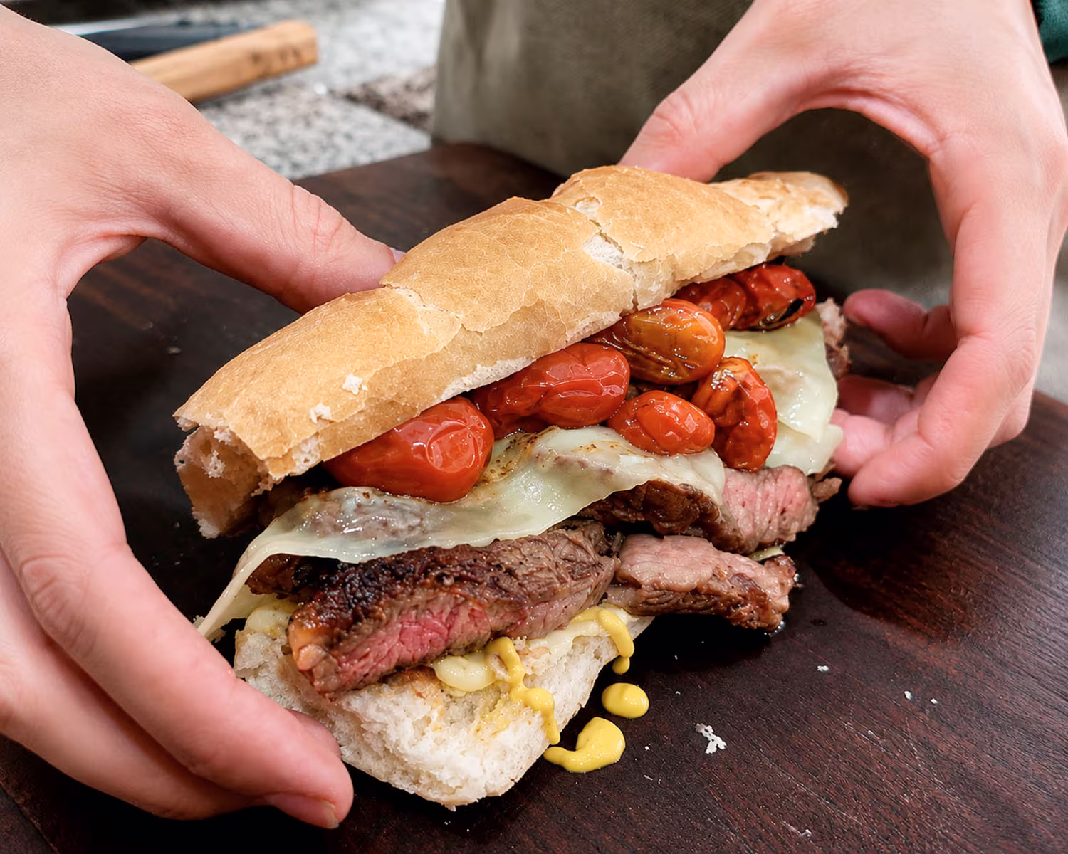 Sandwich gourmet de carne y queso fundido