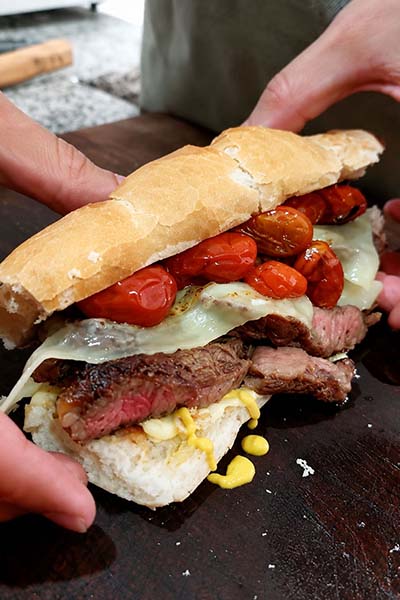 sandwich de carne con queso fundido
