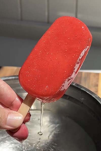Helado palito al agua de frutilla casero