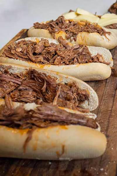 sandwich de carne desmechada