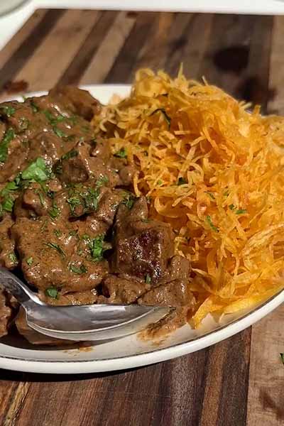 Lomo strogonoff con papas caseras