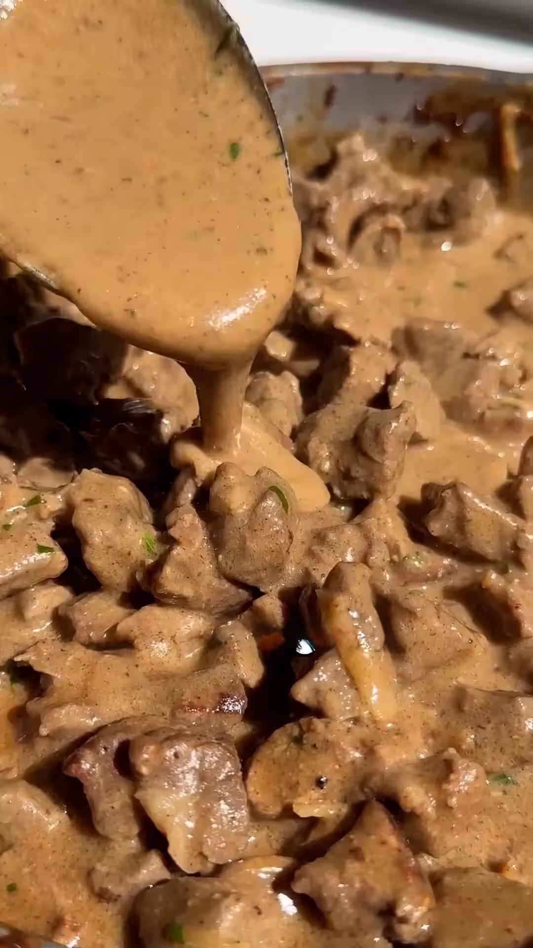 agregar a la sarten con salsa la carne previamente dorada para calentar y unificar todo y asi te queda el lomo al strogonoff