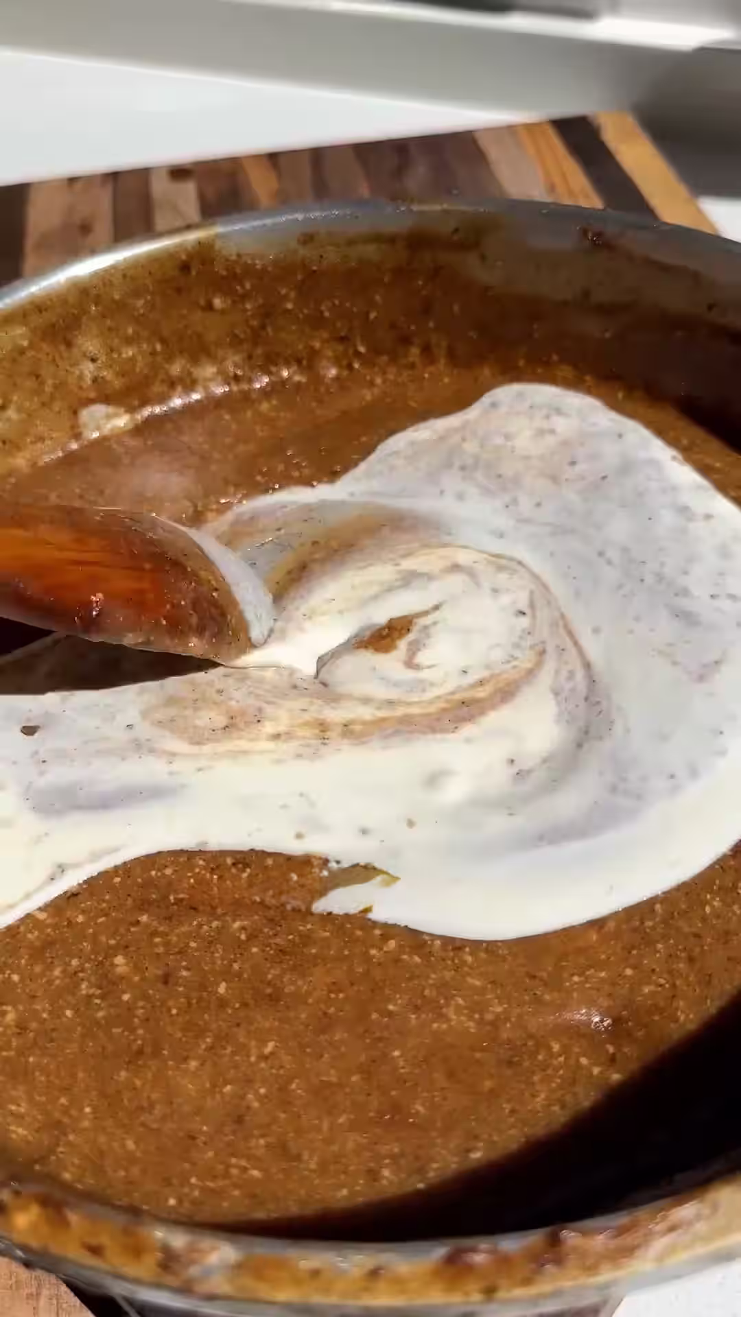en la misma sarten hacer la salsa strogonoff, con la manteca, harina, mostaza y crema