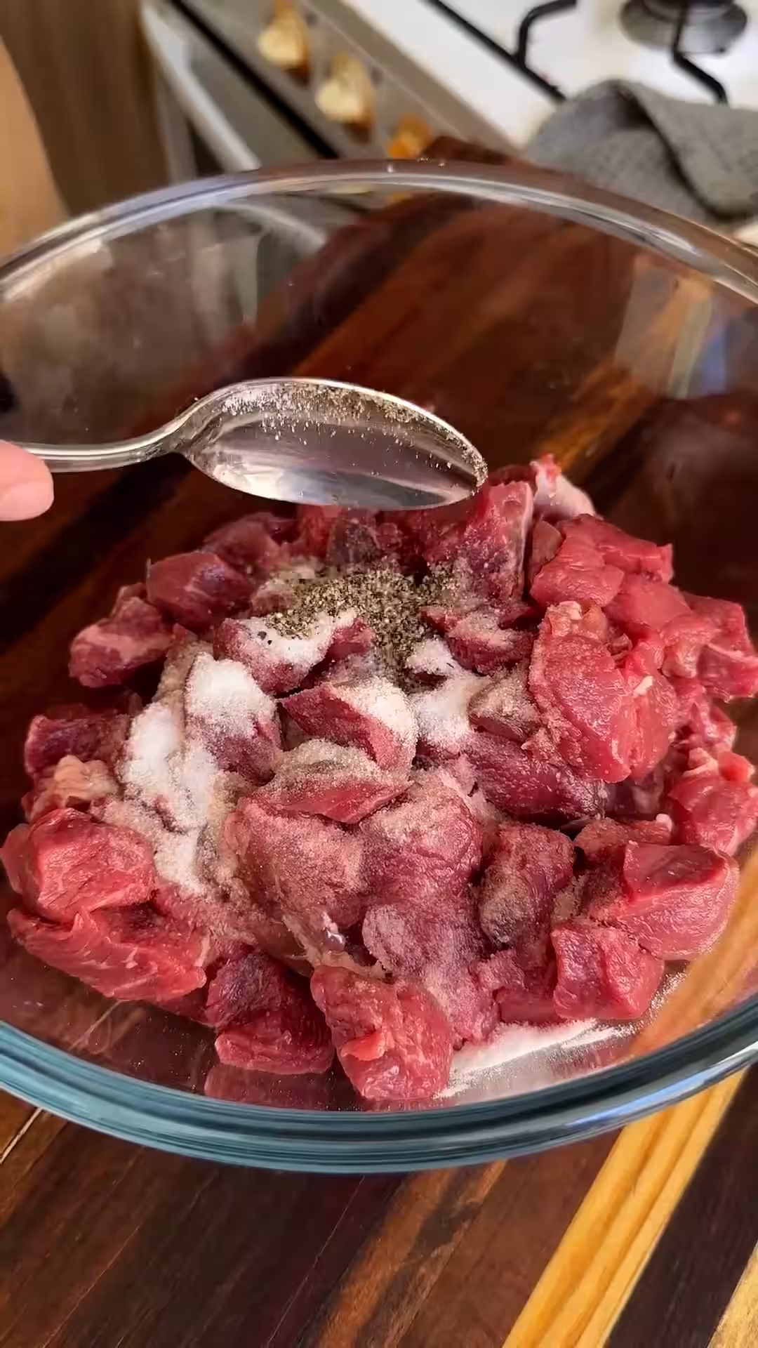 en un bowl salpimentar la carne para hacer el lomo al strogonoff