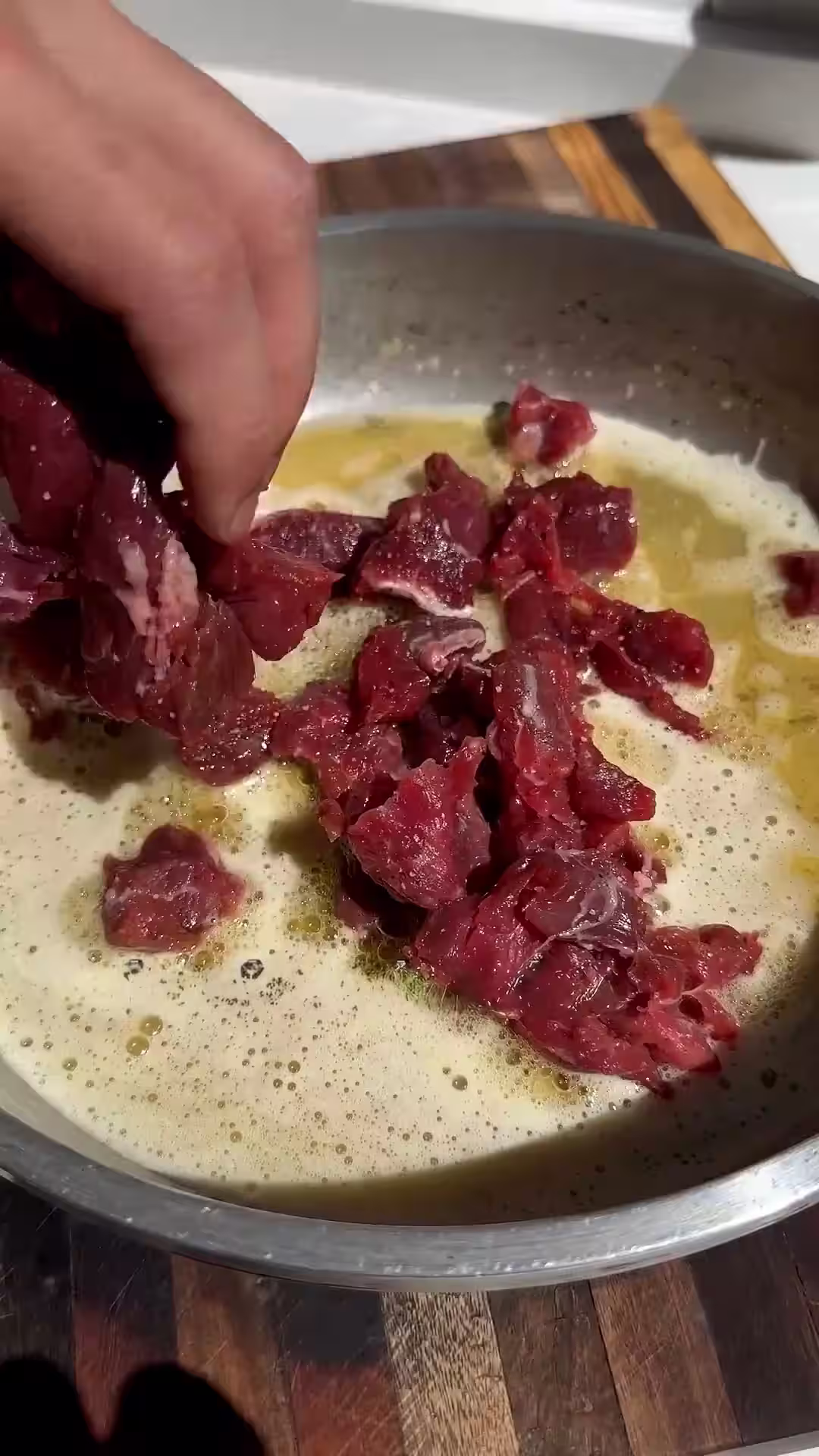 en una sarten con manteca derretida dorar el lomo para hacer strogonoff