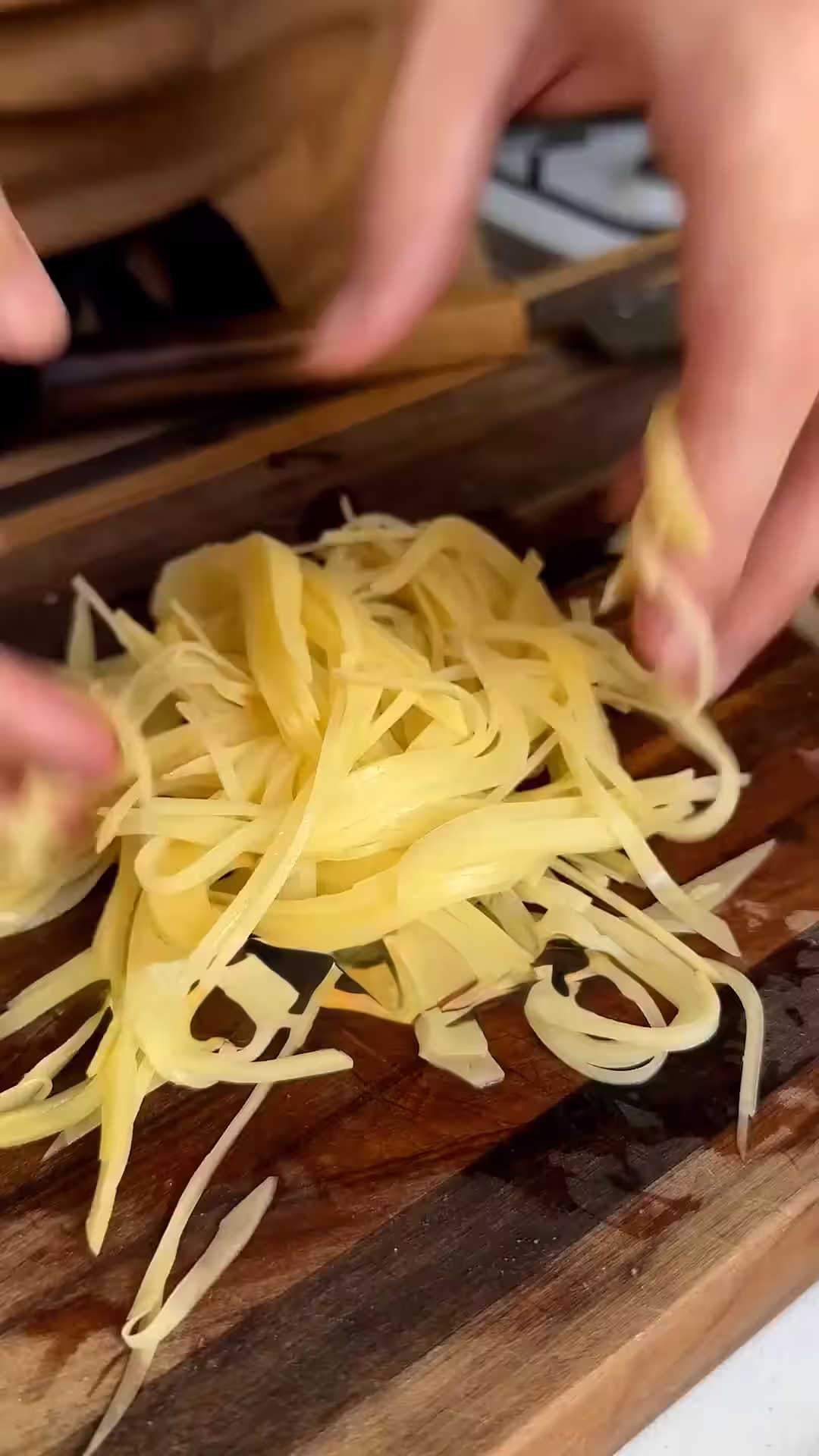 para las papas pay cortar la papa en tiras bien finitas