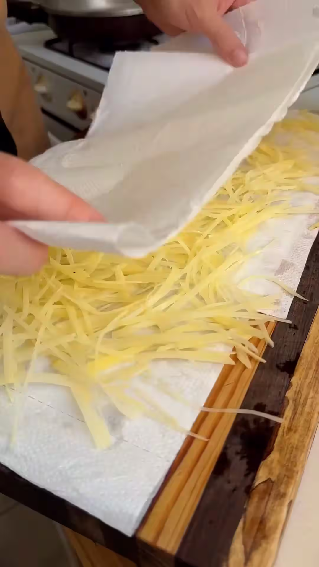 para freir papas luego de remojarlas, secarlas bien para sacarle el agua y almidon que haya quedado