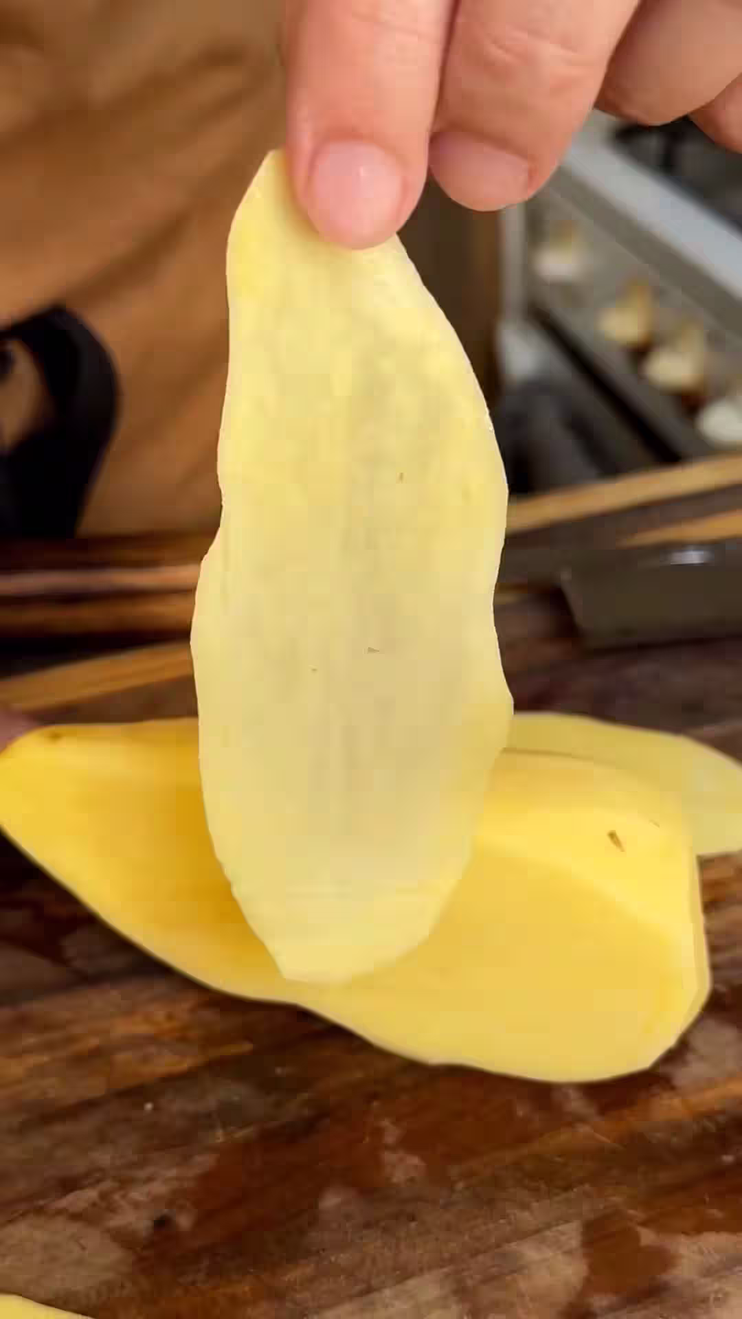 para las papas pay primero cortar la papa en rodajas