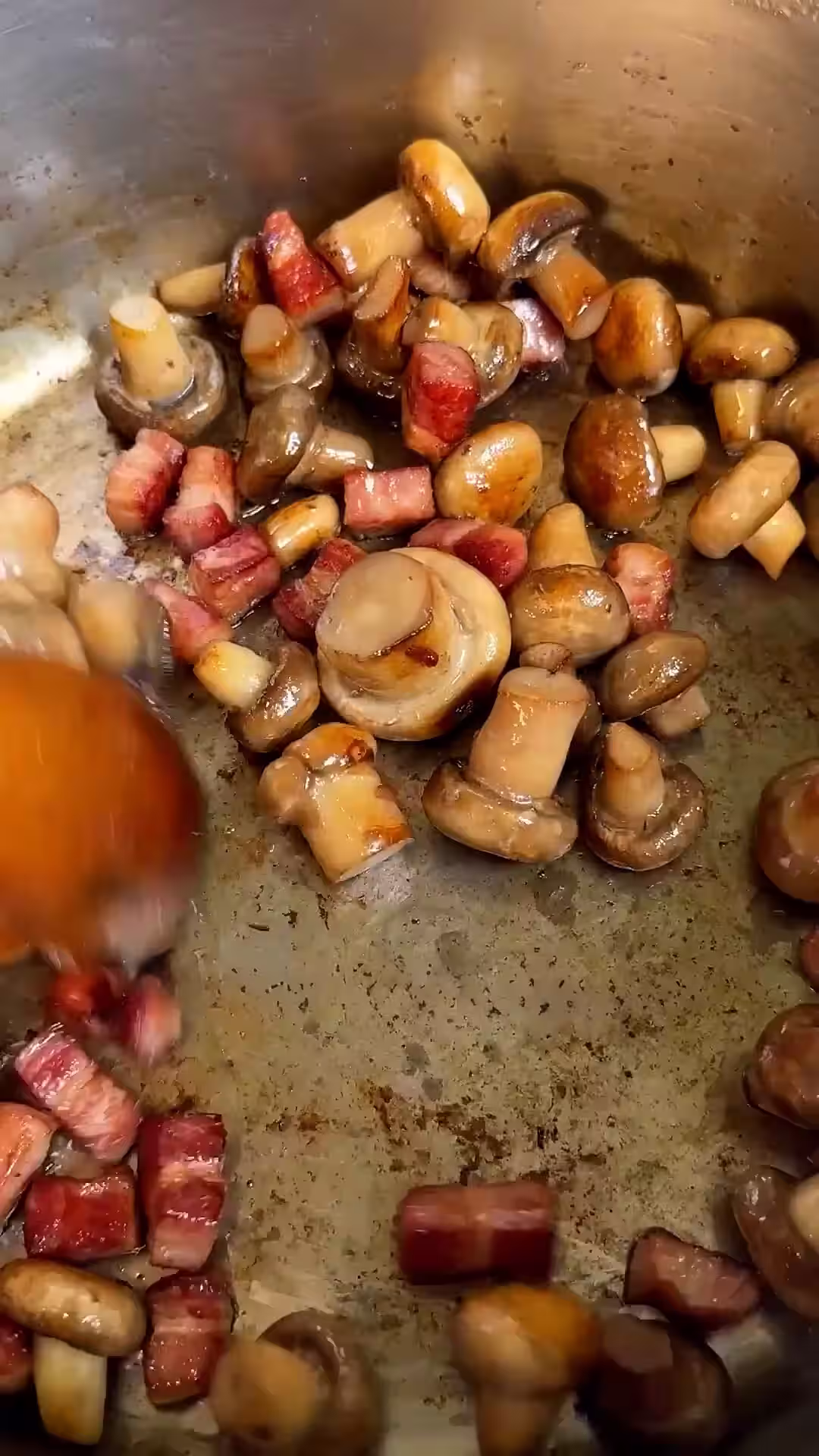para el pollo guisado primero dorar la panceta y los champiñones