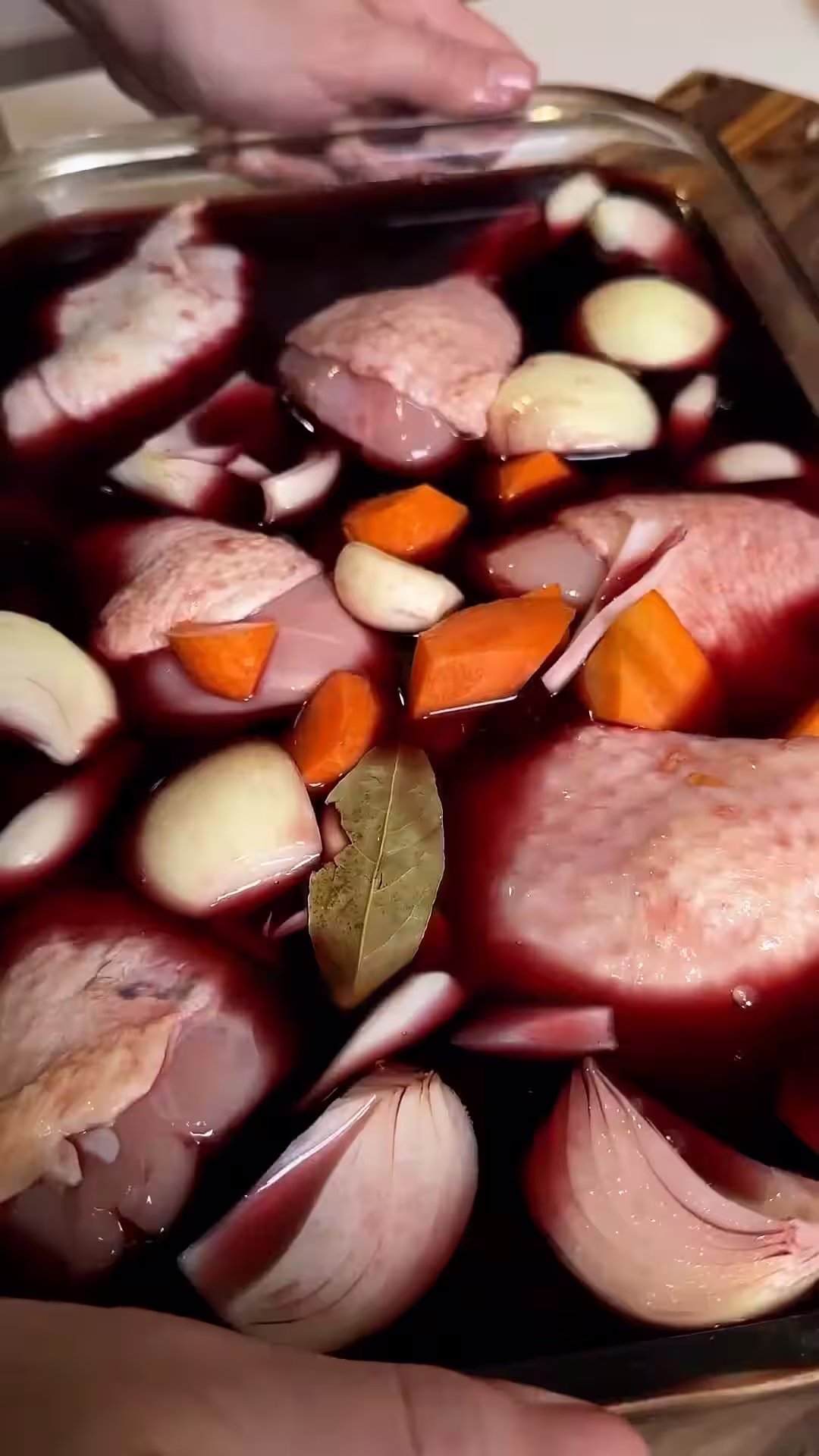 para el coq au vin marinar el pollo en vino tinto con cebolla, zanahoria y ajo, todo cortado en cubos, y laurel