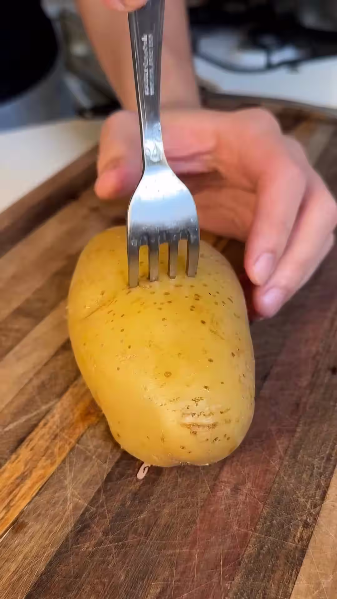 para el pure hervir las papas enteras y con cascara hasta que al pincharlas esten blandas