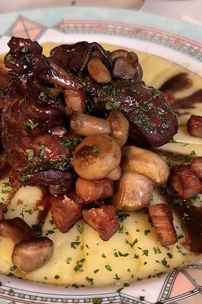 Pollo marinado y estofado en vino con pure cremoso