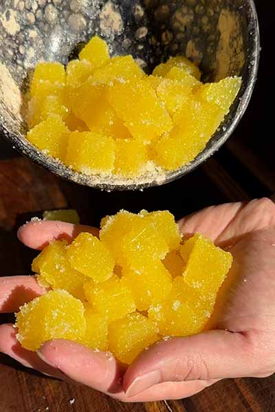 gomitas caseras de naranja con azucar