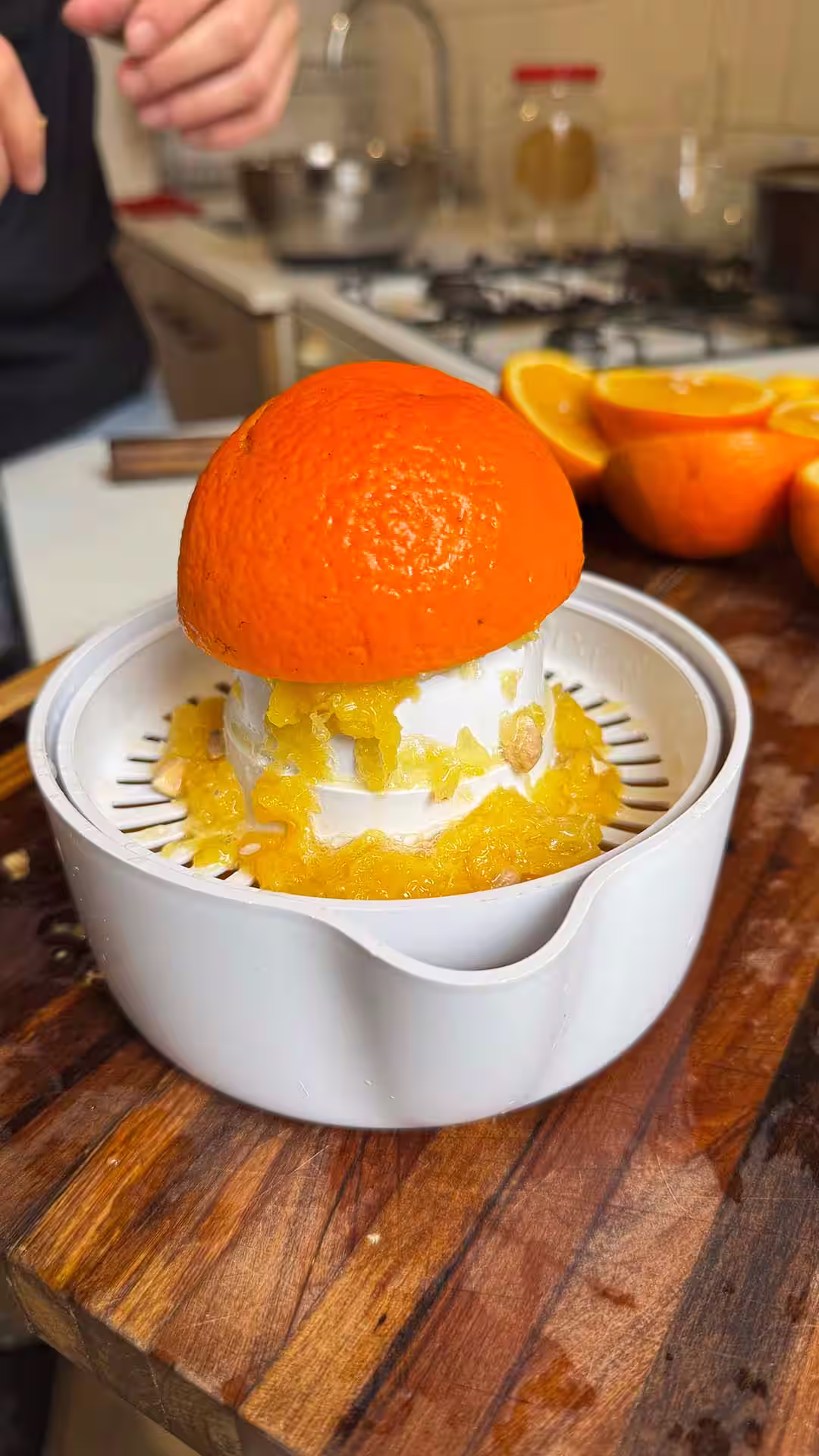 para las gomitas primero exprimir las naranjas