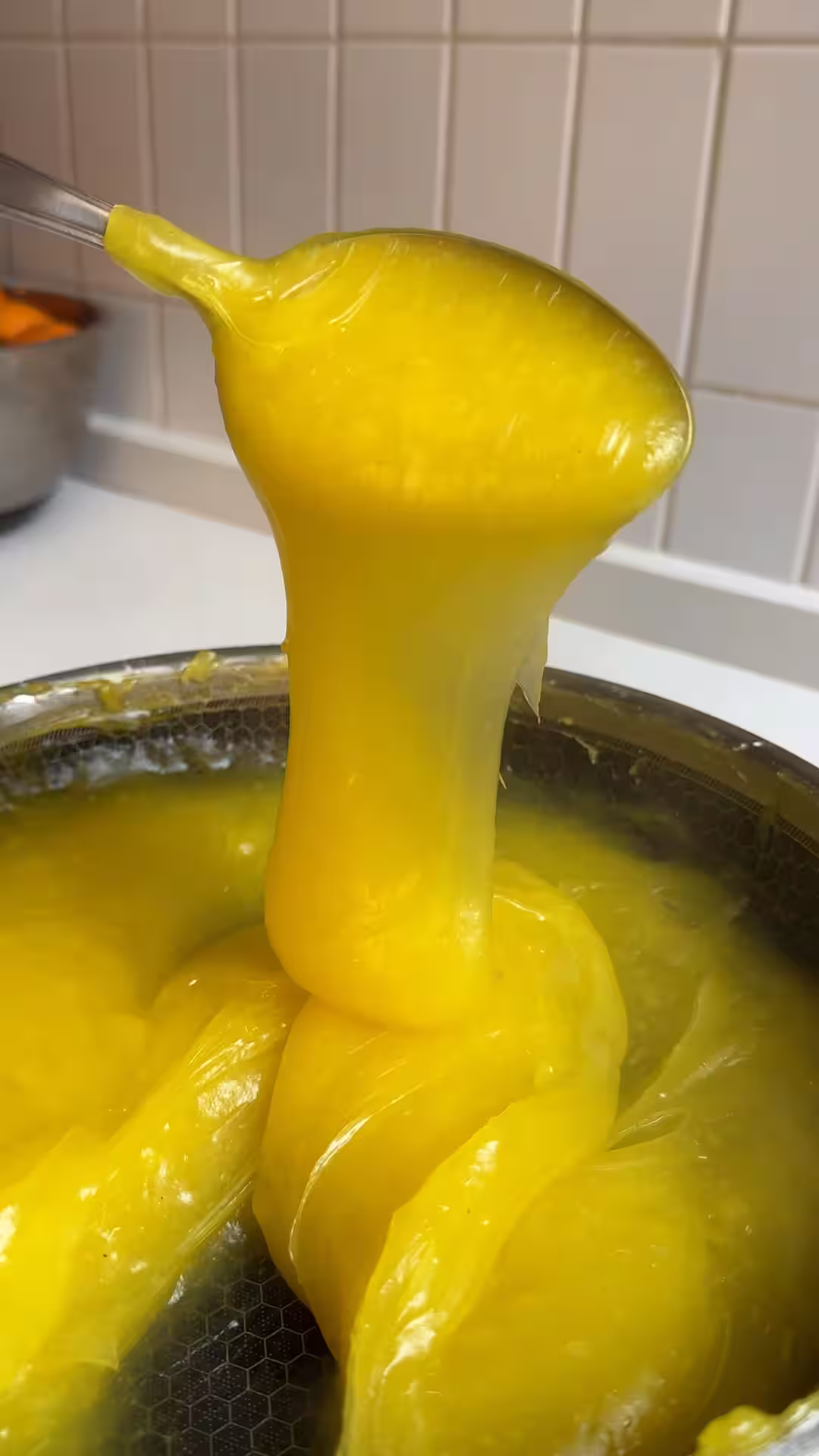 la mezcla para las gomitas tiene que quedar bien espesa y densa
