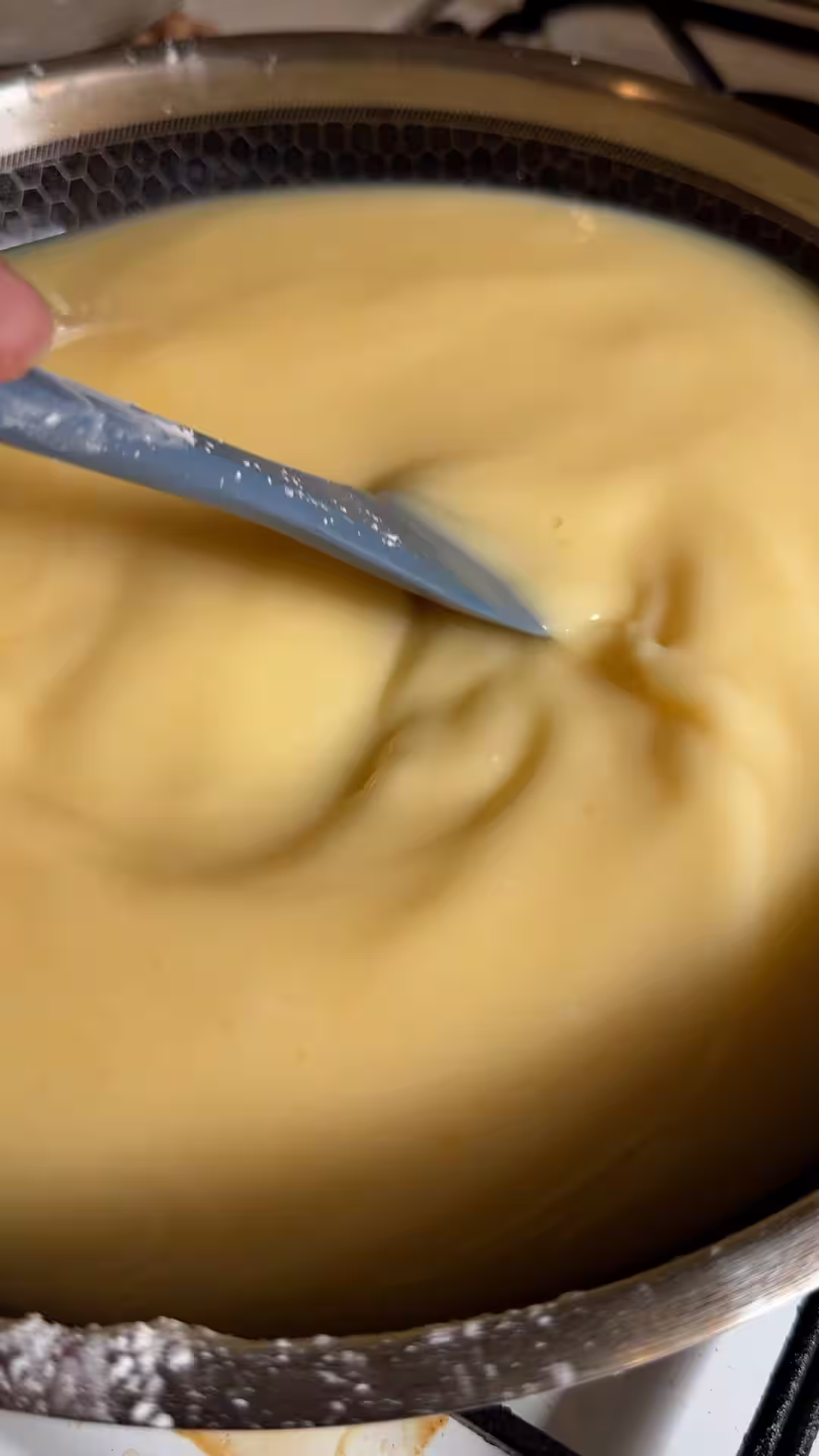 cocinar en la sarten el jugo de naranja, con azucar y fecula de maiz para hacer gomitas caseras