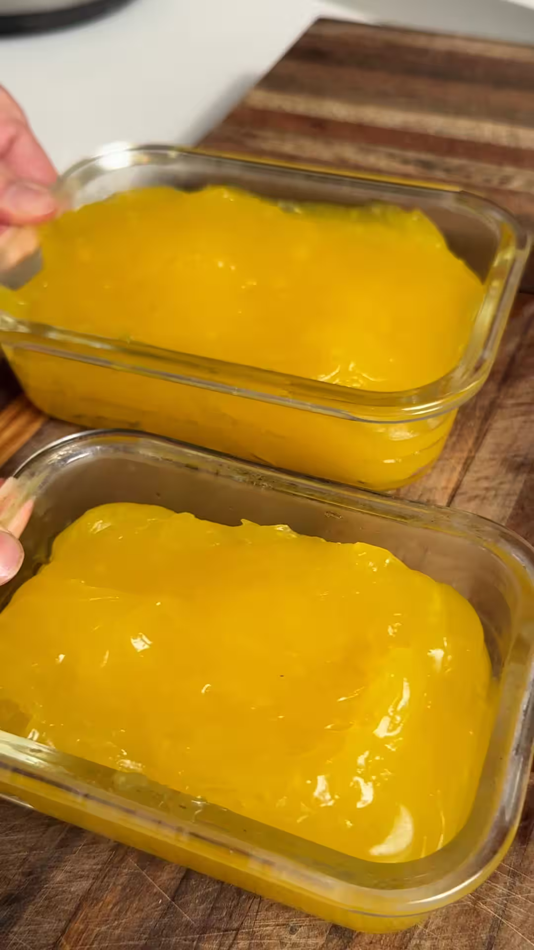 para darle forma a las gomitas de naranja dejarlas enfriar en la heladera en un recipiente cuadrado, o moldes
