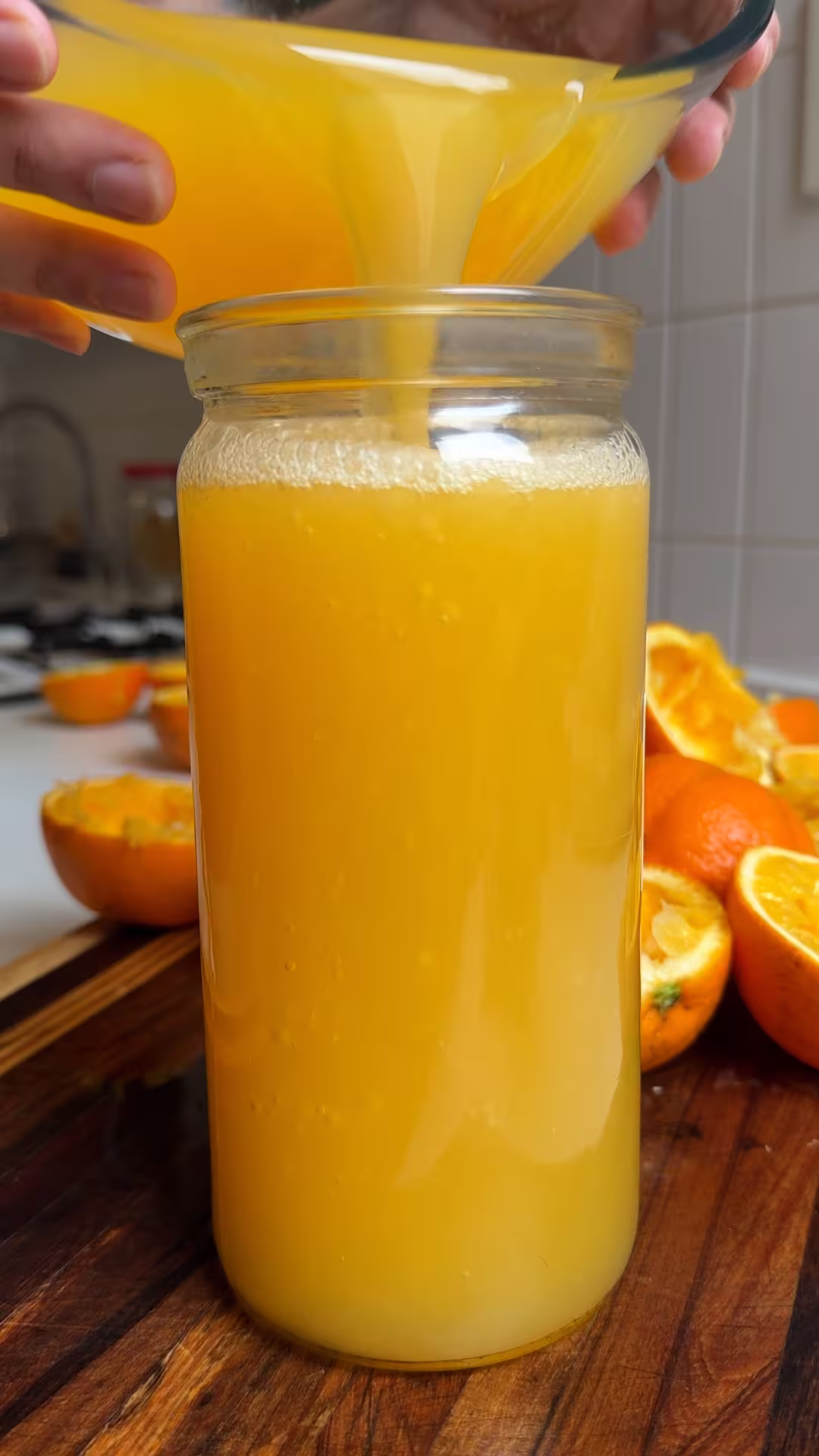 medir 250ml de jugo de naranja para hacer gomitas frutales