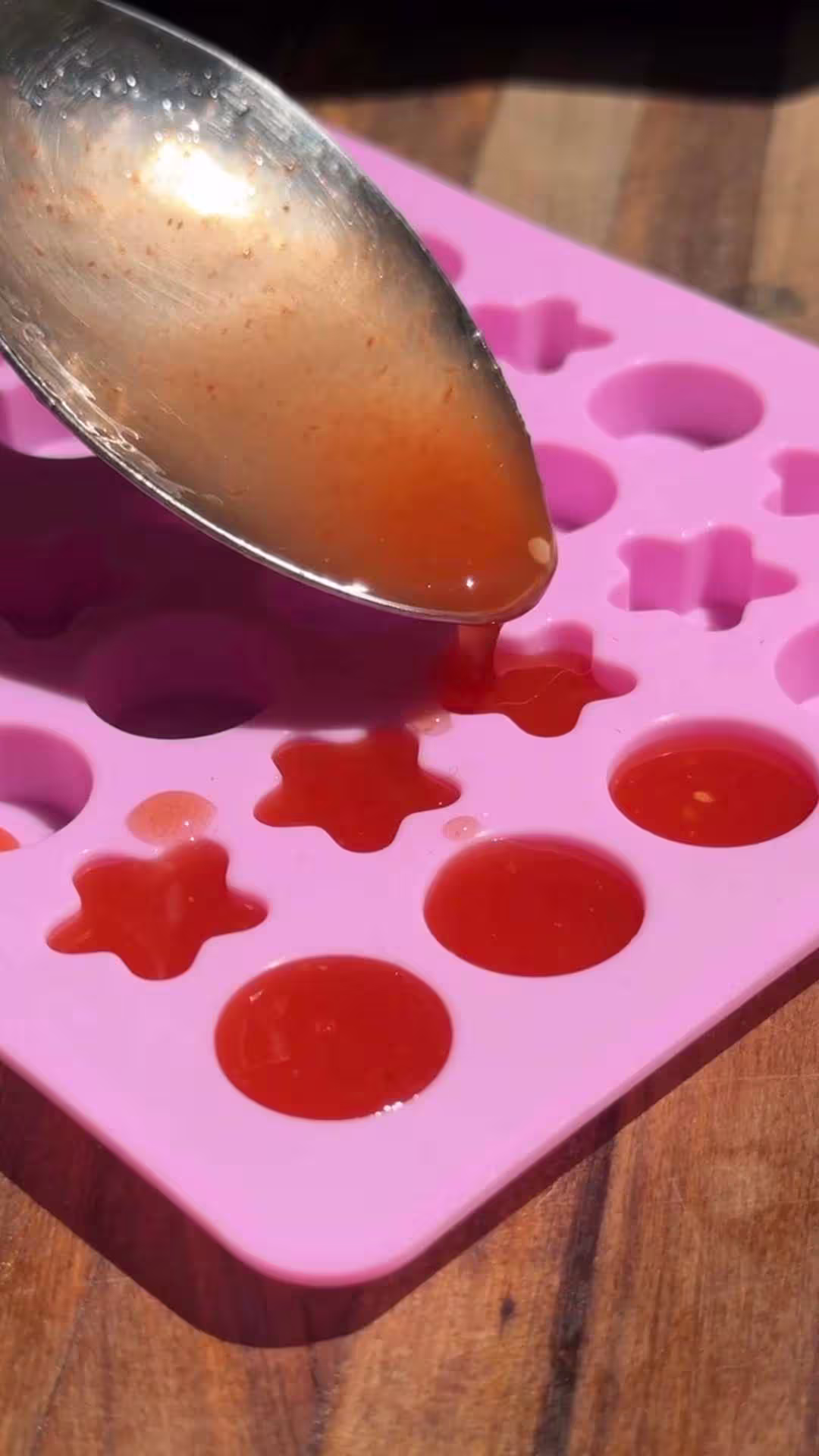 Rellenar los moldes rapidamente para hacer las gomitas caseras