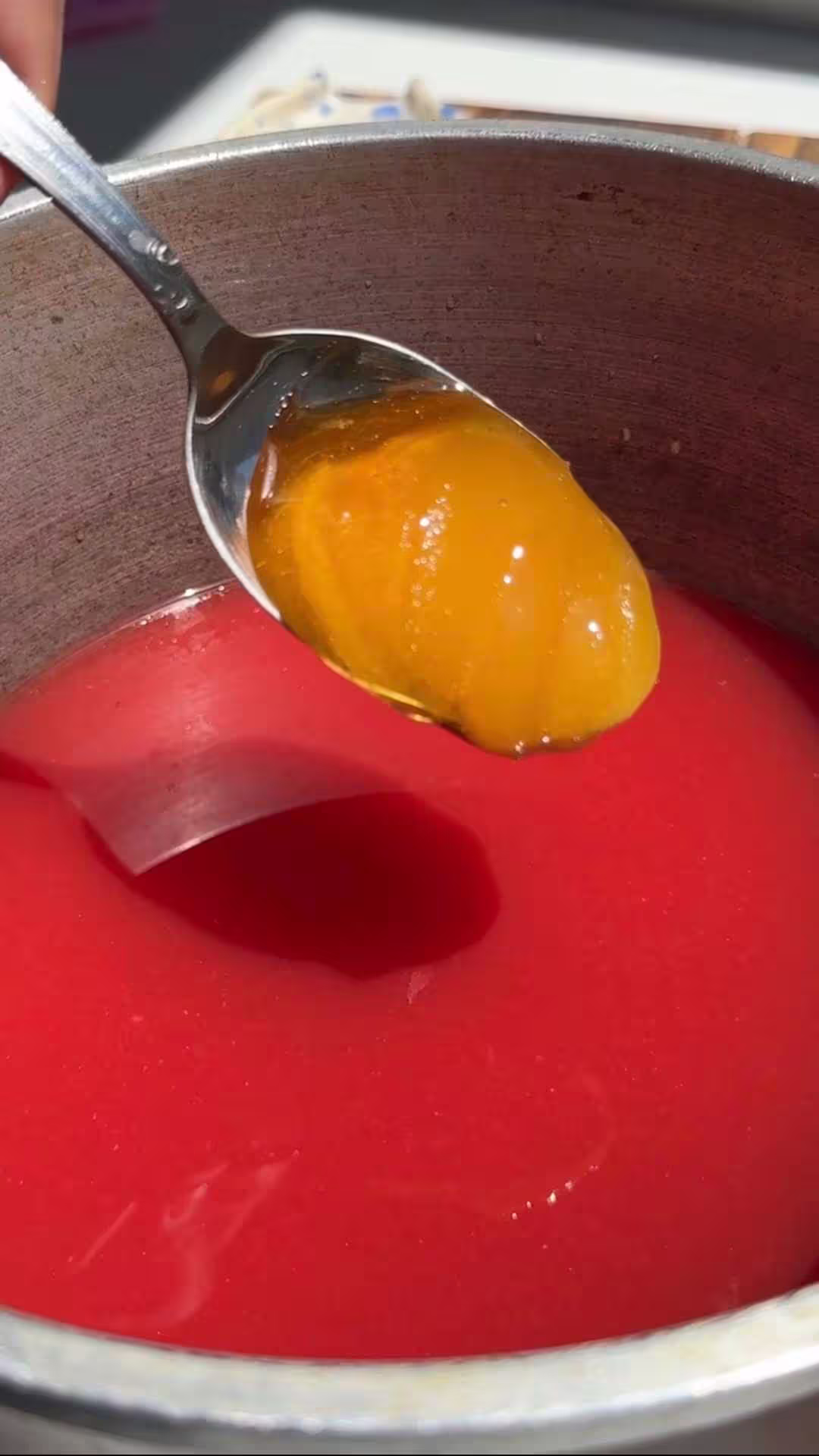 para hacer las gomitas en una olla llevas a hervor el jugo de fruta, la miel y el agar agar