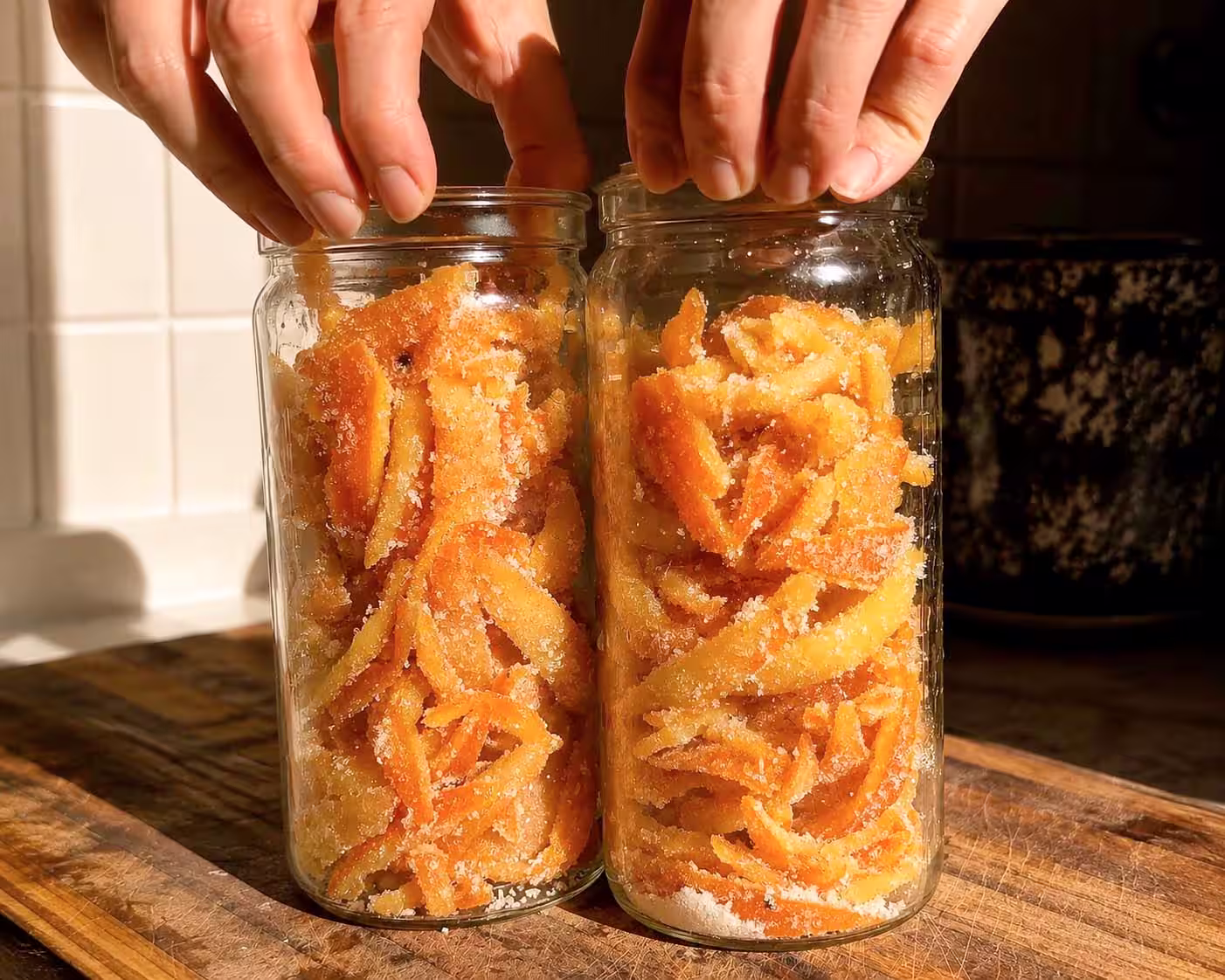 Cáscaras de naranja confitadas