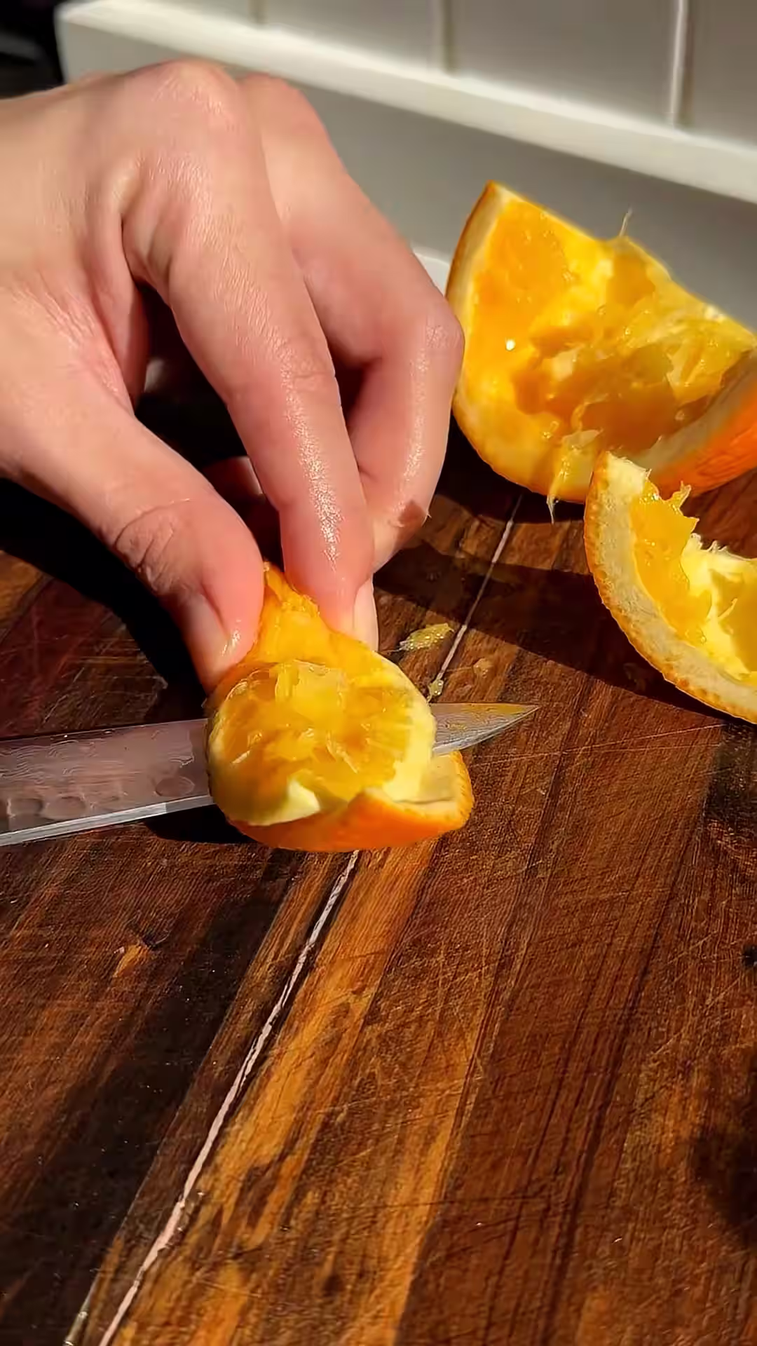 para las naranjas confitadas primero sacarle la pulpa a la cascara