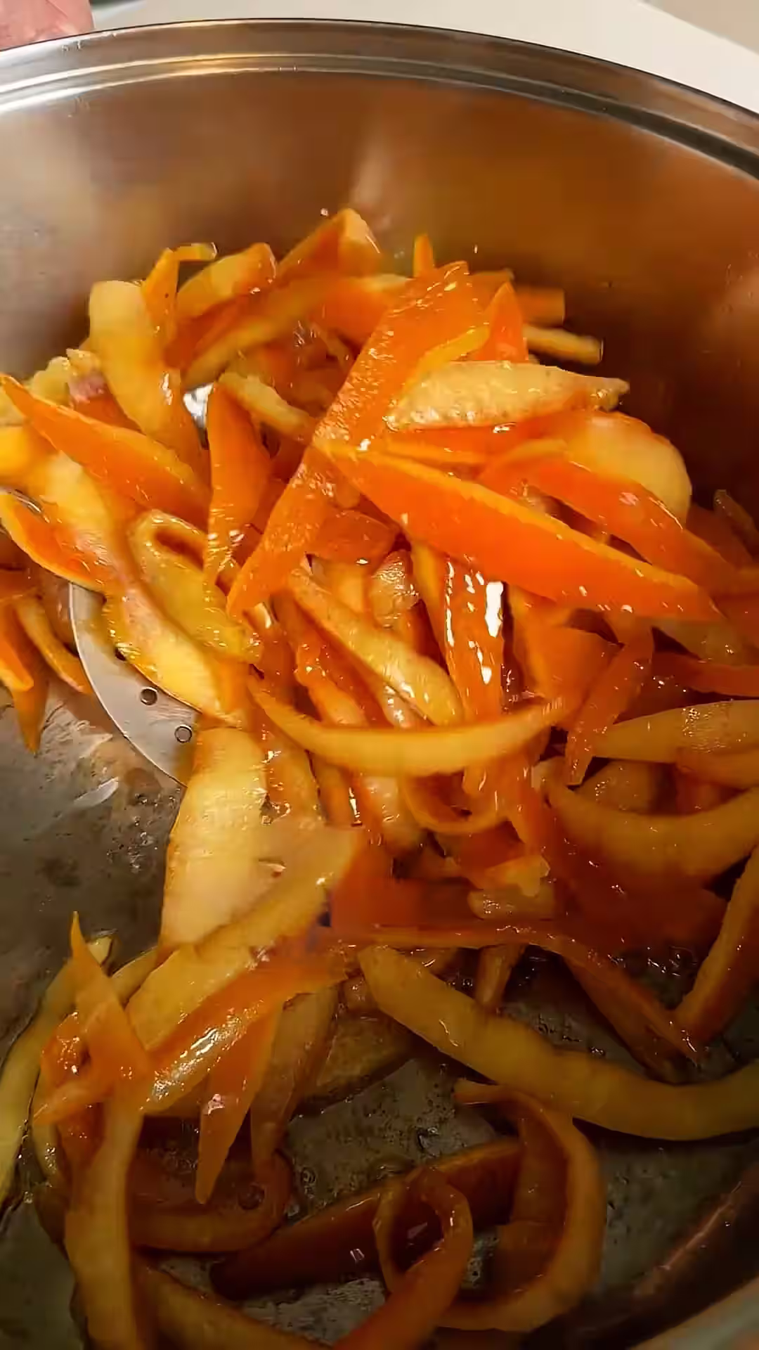 preparar con azucar y agua el almibar para sumergir las cascaras de naranja hasta que se reduzca