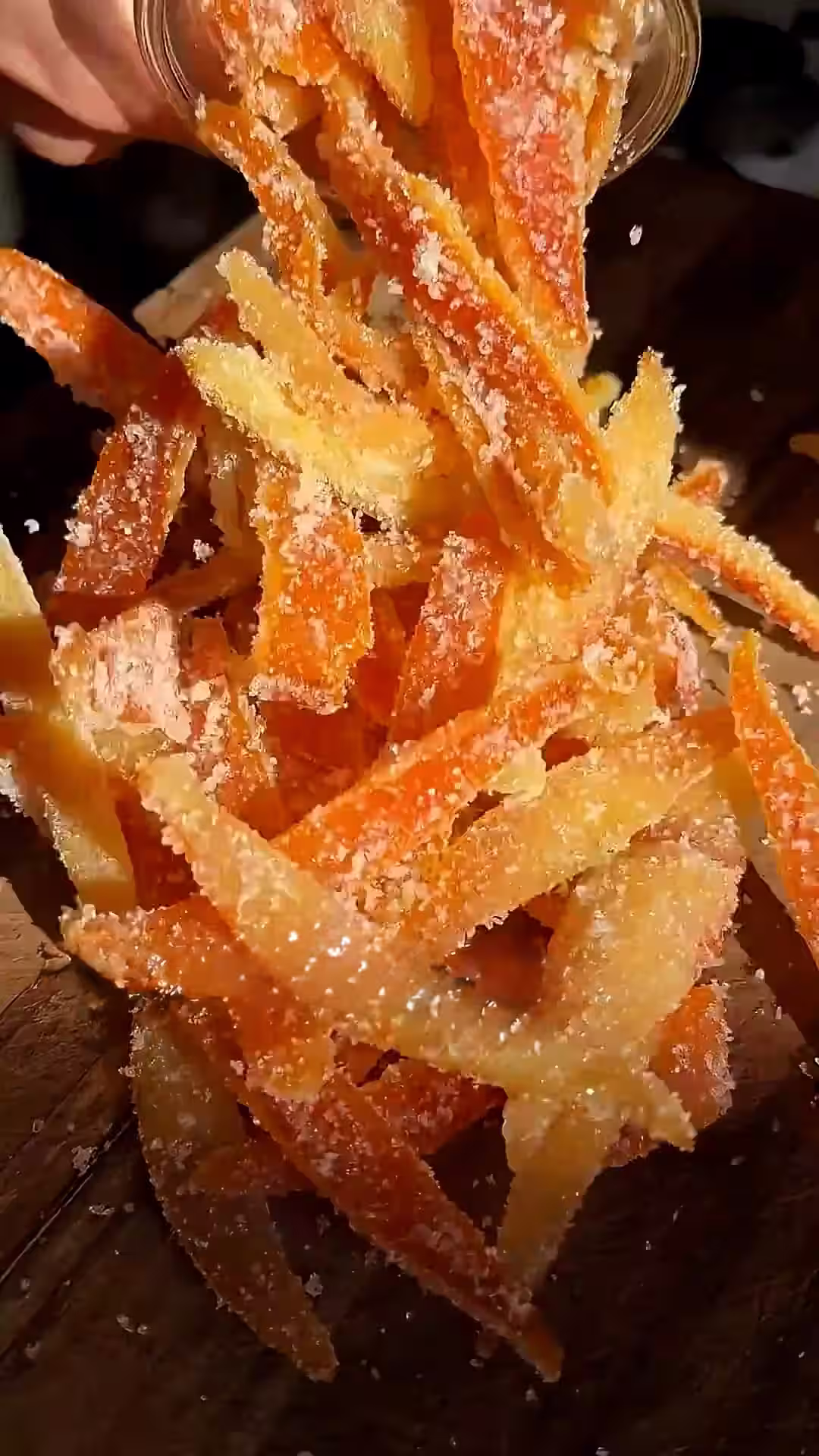 una vez secas las cascaritas confitadas de naranja espolvorearle azúcar sobre la superficie y guardar en un frasco
