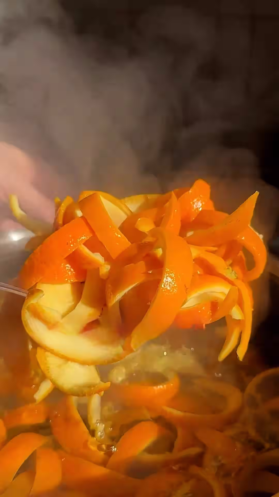 hervir las tiritas de cascara de naranja para ablandarlas y confitarlas