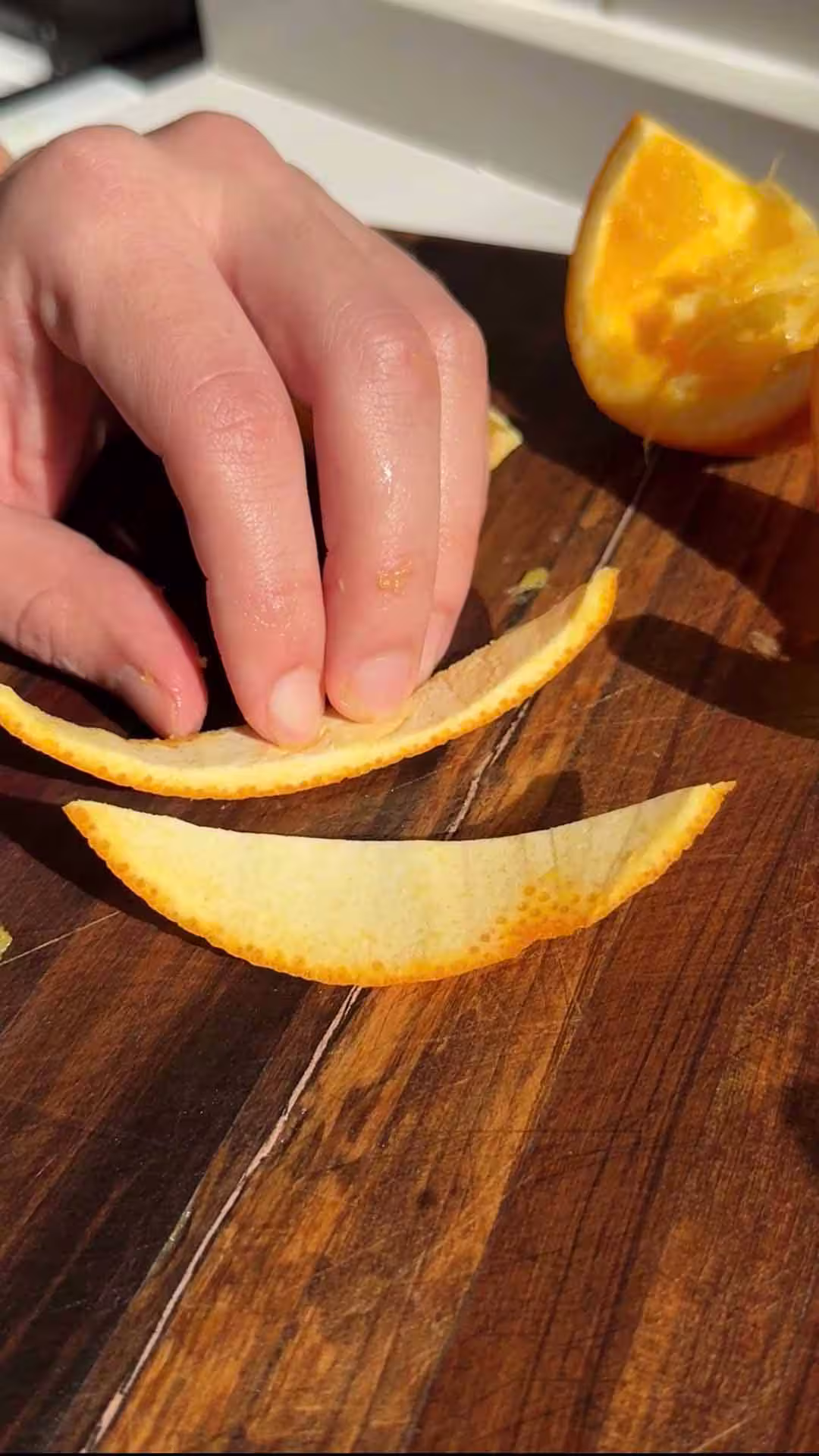 cortar la cascara de naranja en tiritas con punta para confitarlas