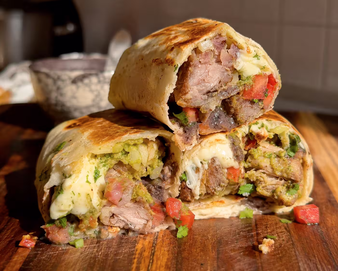 Burritos de cerdo mexicanos con frijoles y salsa tatemada