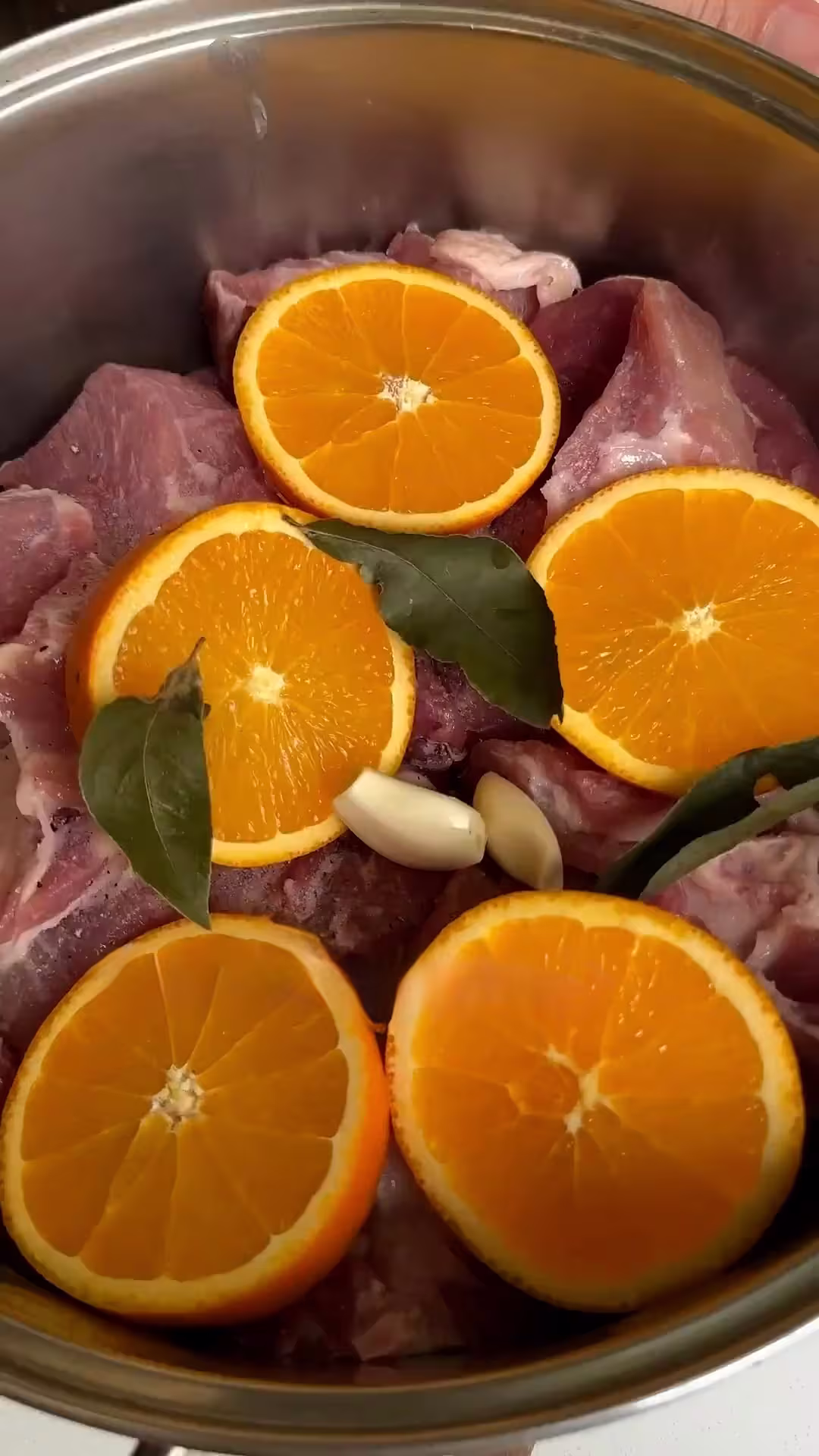 preparar el relleno para los burritos cocinando en una olla la grasa de cerdo, la carne cortada en cubos, el diente de ajo y la naranja cortada en rodajas. Condimentar y dejar cocinando 1 hora.