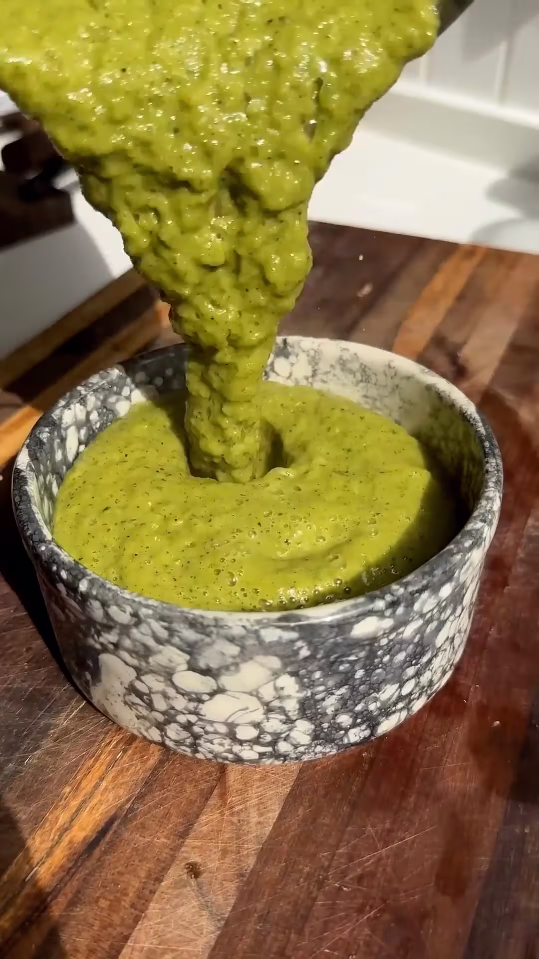 licuar los vegetales tatemados para hacer la salsa verde casera para burritos