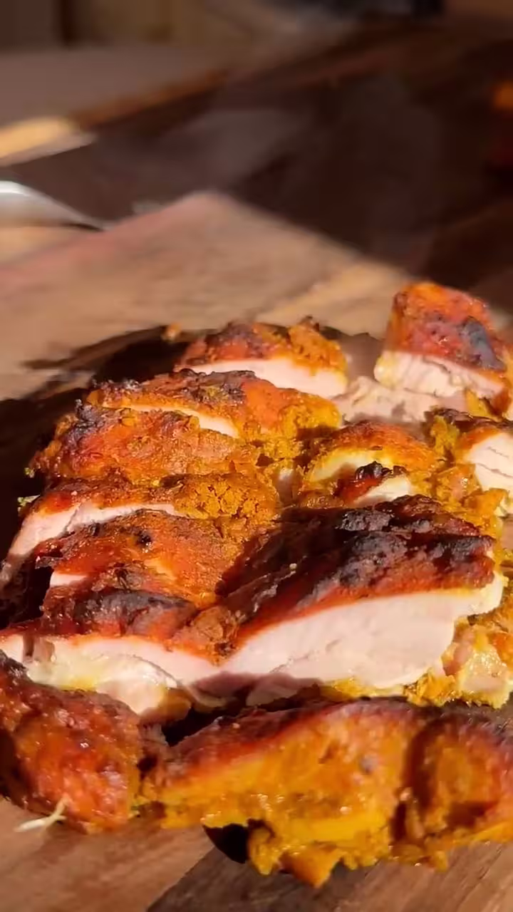 el pollo al horno para los gyros tiene que quedar dorado y hay que cortarlo en tiras para armar el gyro
