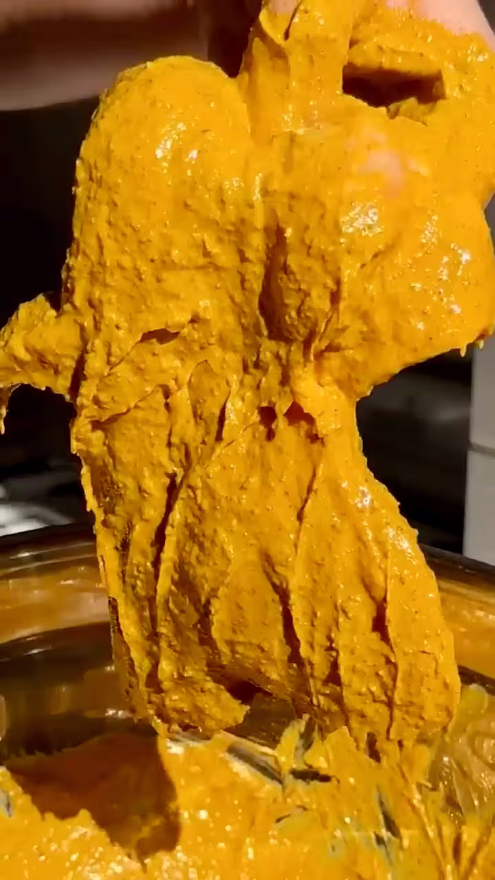 embadurnar el pollo en el yogur con especias para cocinar el pollo para los gyros
