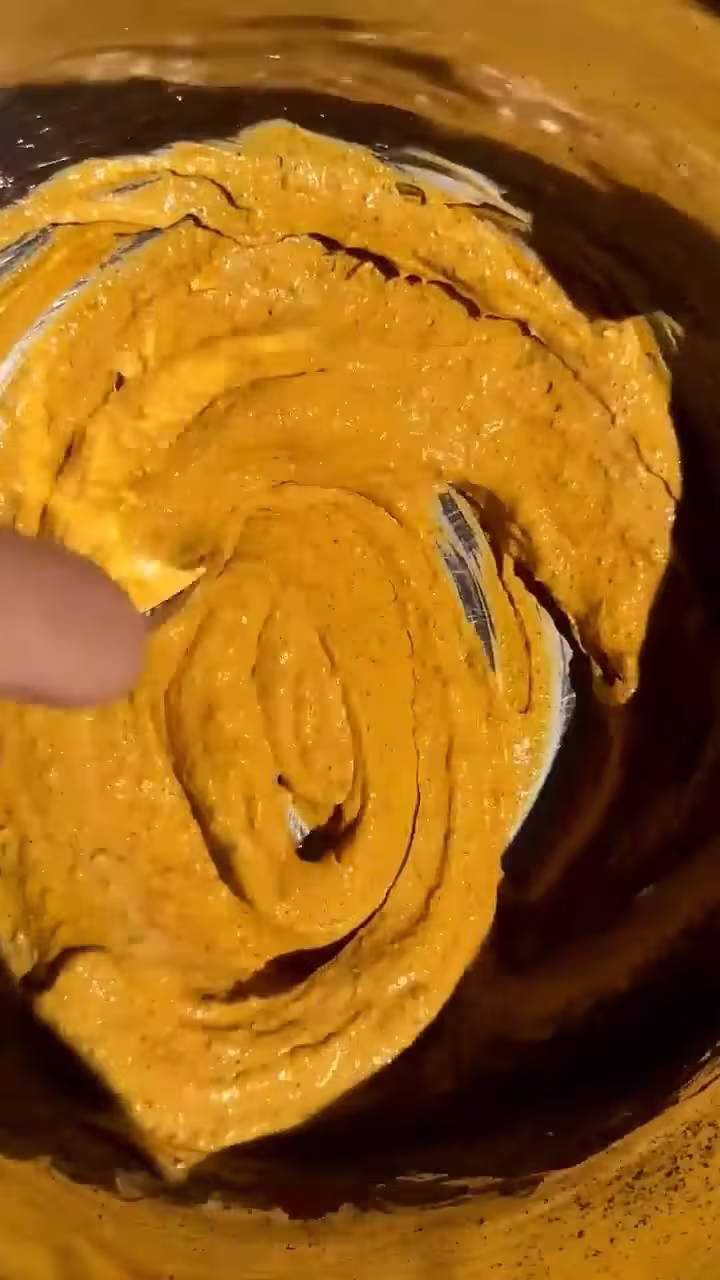 armar la salsa con especias y yogur para marinar el pollo para los gyros antes de cocinarlo