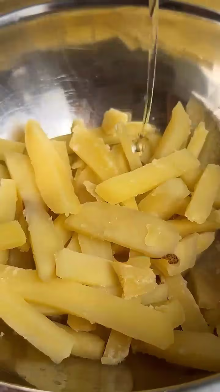 luego de hervir las papas con bicarbonato y sal, escurrir y en un bol tirarle un chorrito de aceite y mezclar