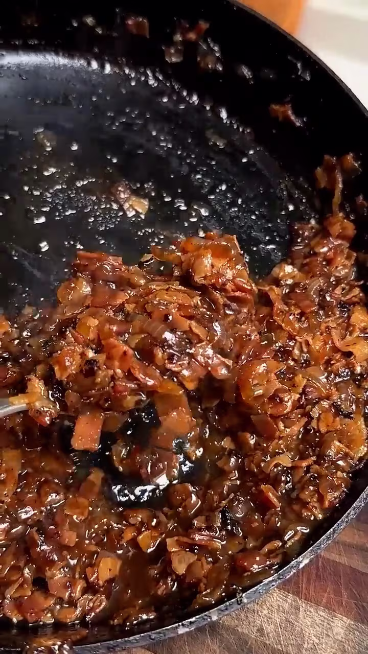 cocinar la salsa de panceta, cebolla y whisky hasta que reduzca como una mermelada