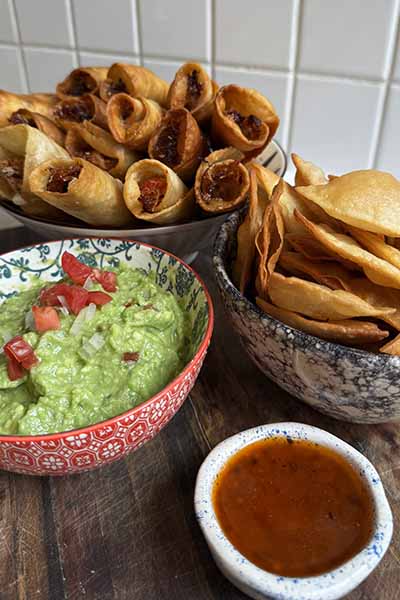 Flautas de pollo mexicanas con totopos, guacamole y salsa macha