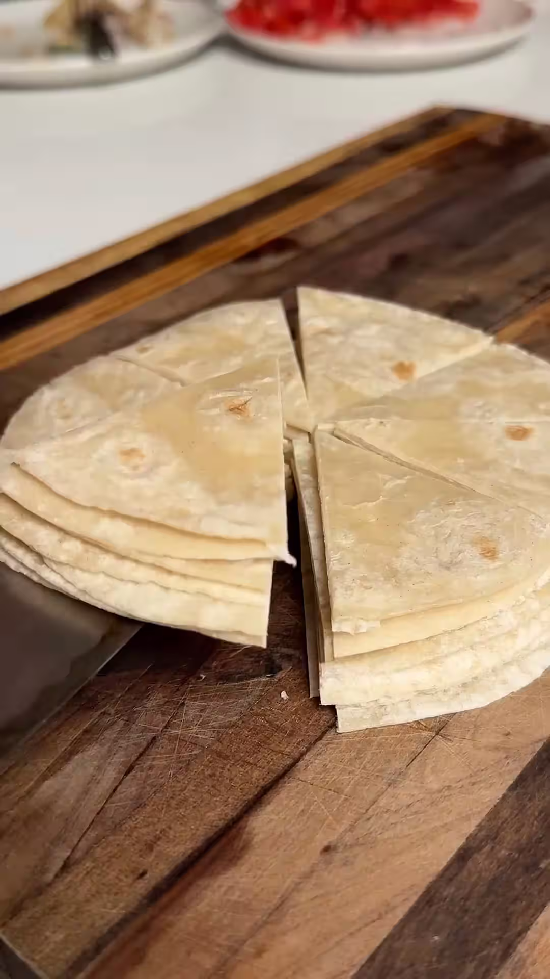 para hacer totopos cortar en triangulos las tortillas, como una porción de pizza