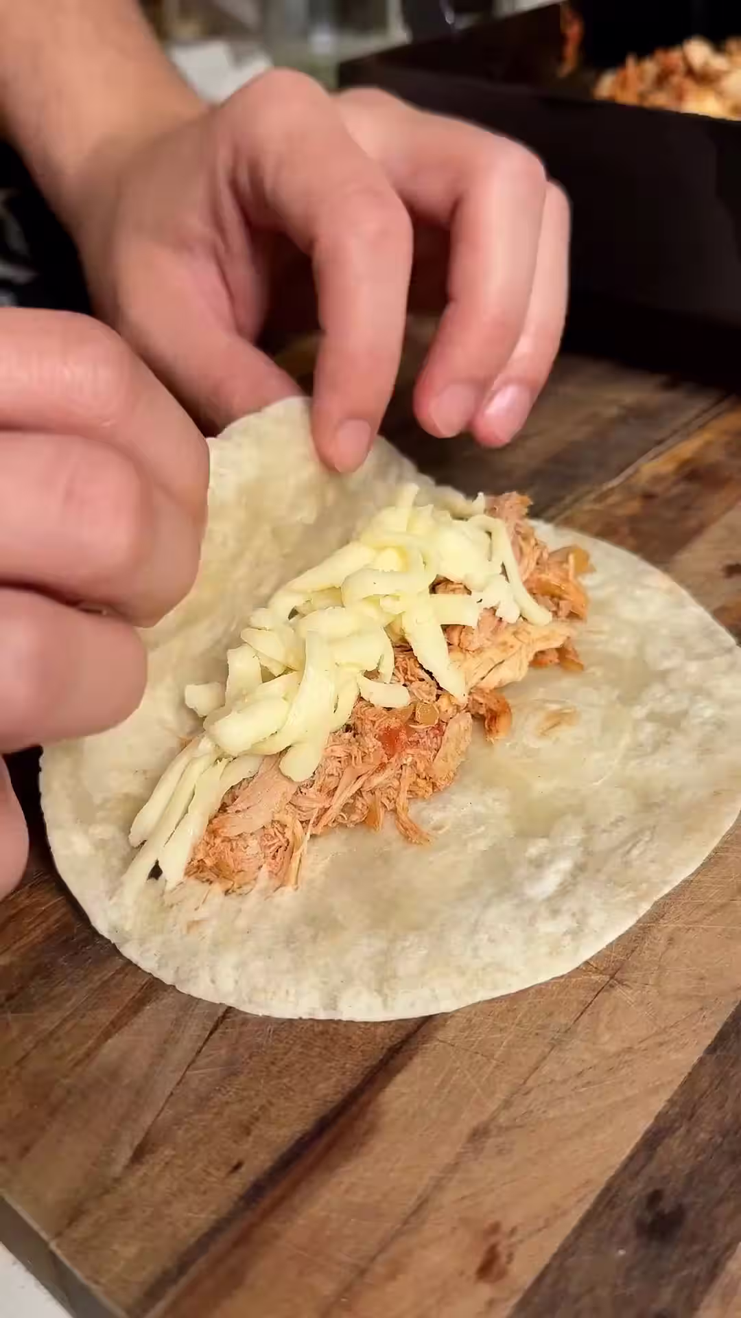 armar la tortilla con el relleno y queso para las flautas