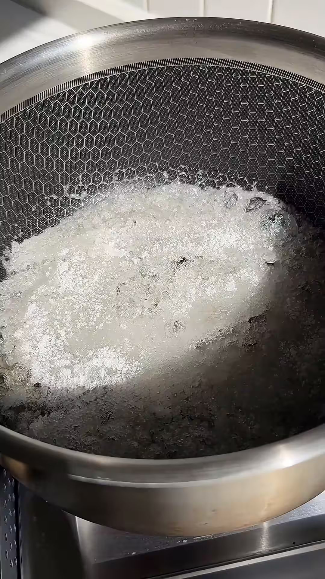 Hacer el caramelo con azucar y chorrito de agua sin revolver