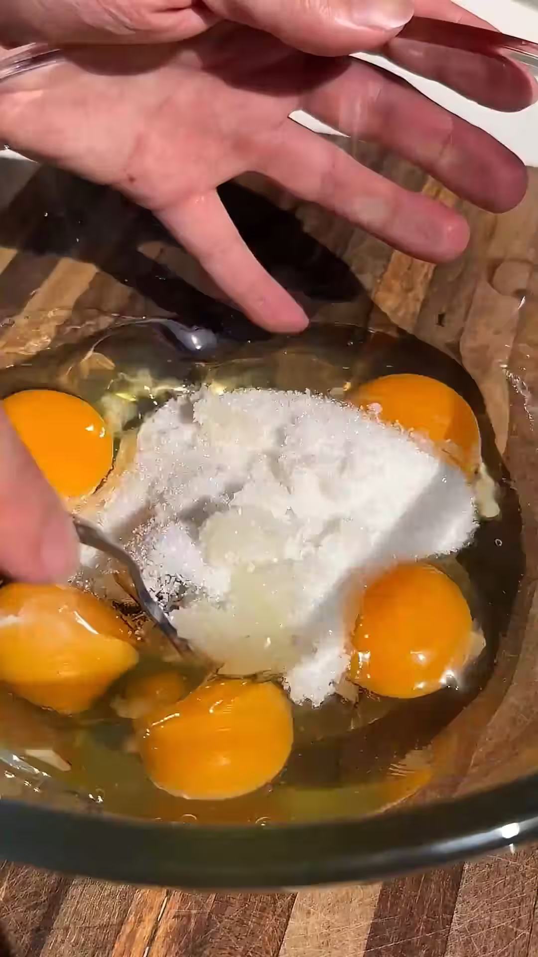 hacer la mezcla para el flan mezclando los huevos y el azucar, luego incorporar la leche y esencia de vainilla