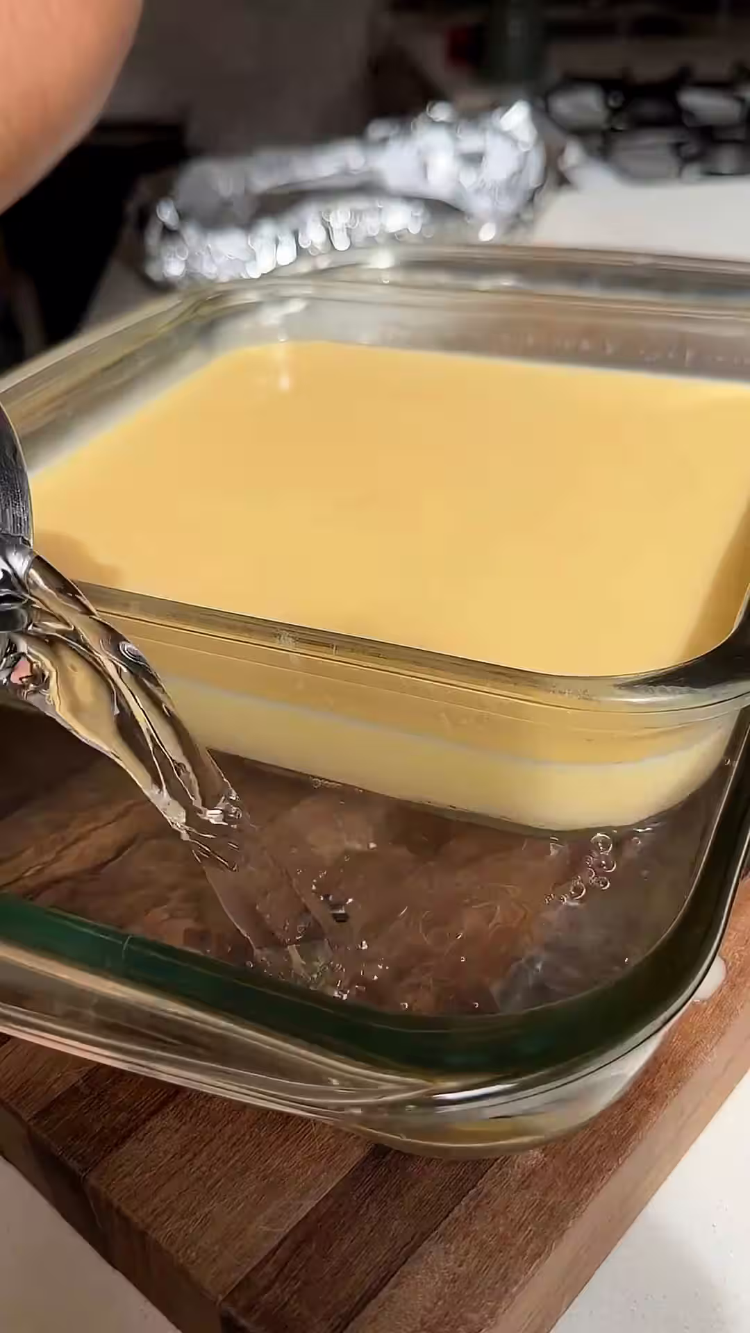 introducir la flanera en una fuente mas grande, llenar hasta la mitad de agua tibia y llevar al horno a cocinar a baño maria