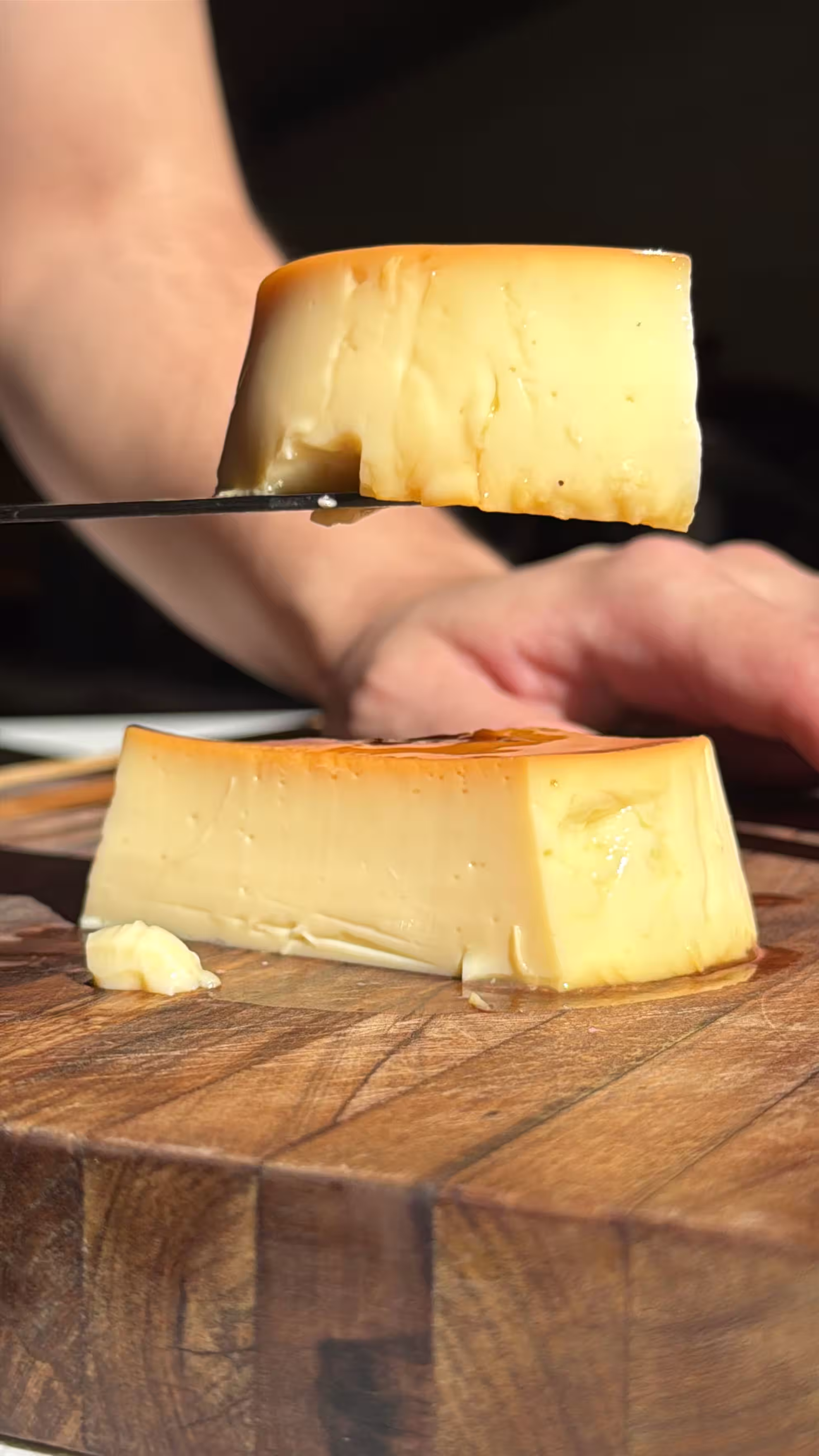 el flan tiene que quedar con sus bordes firmes y el centro con movimiento con un colchon de agua