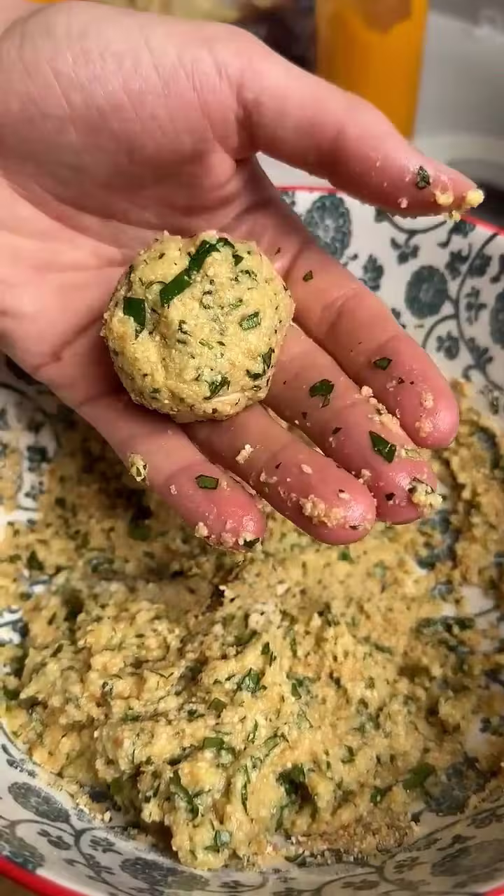 darle forma de bolita a la mezcla de los huevos tontos
