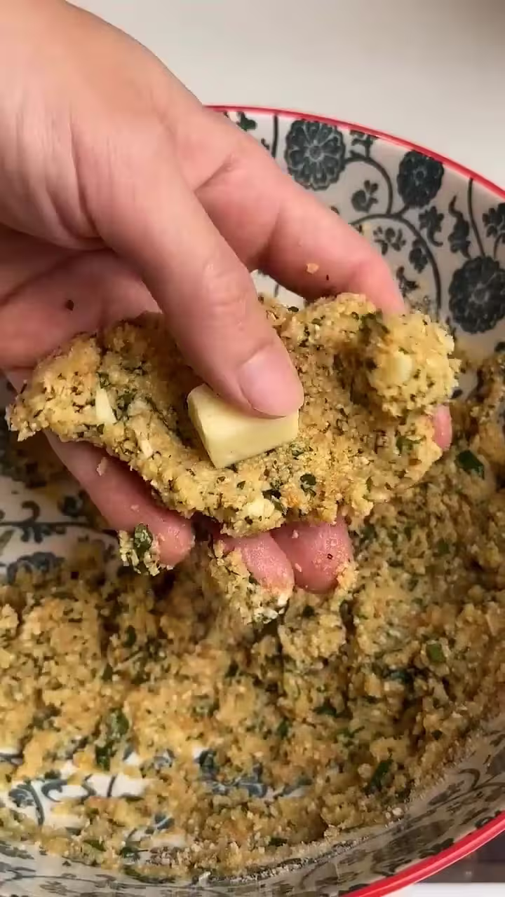poner en el centro de la mezcla para huevos tontos un cuadradito de queso cremoso